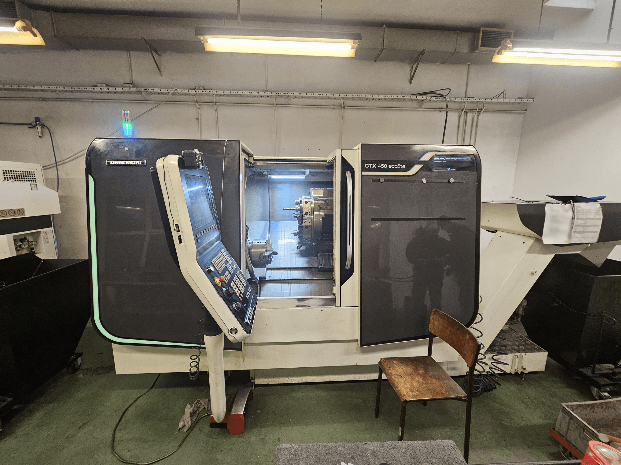 DMG MORI CTX 450 ecoline | CNC-koneen etukuva, jossa on käyttöpaneeli, näkyvä kara ja työkalunpidin kammion sisällä.
