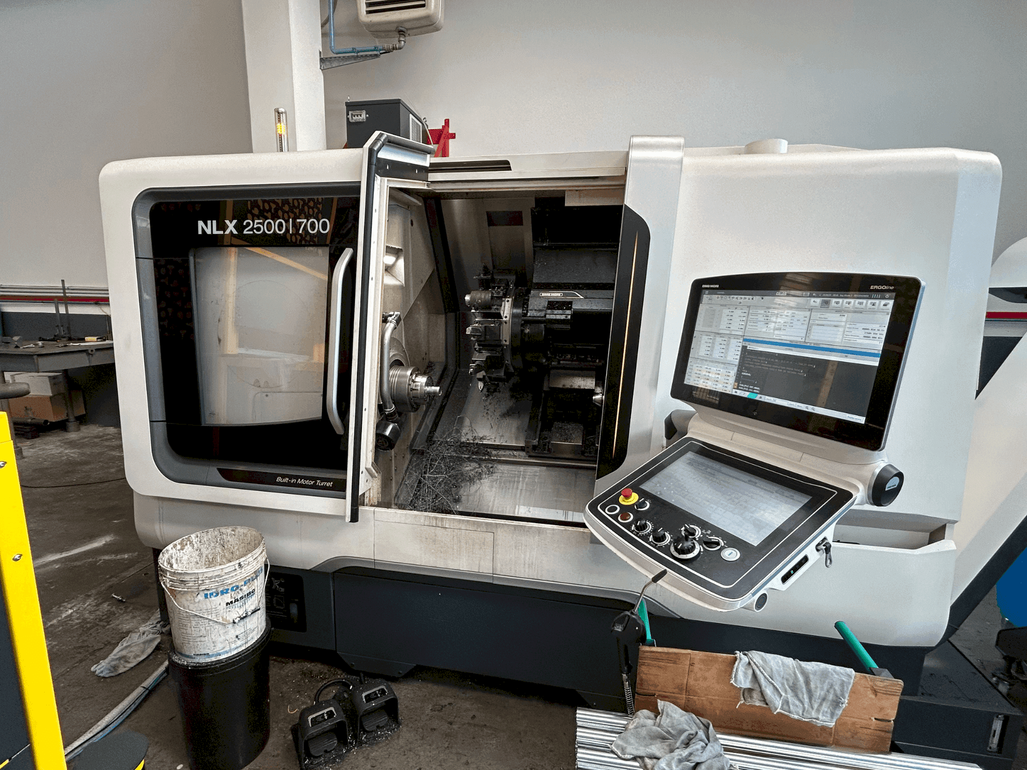 Koneen DMG MORI NLX 2500 Y / 700 etunäkymä