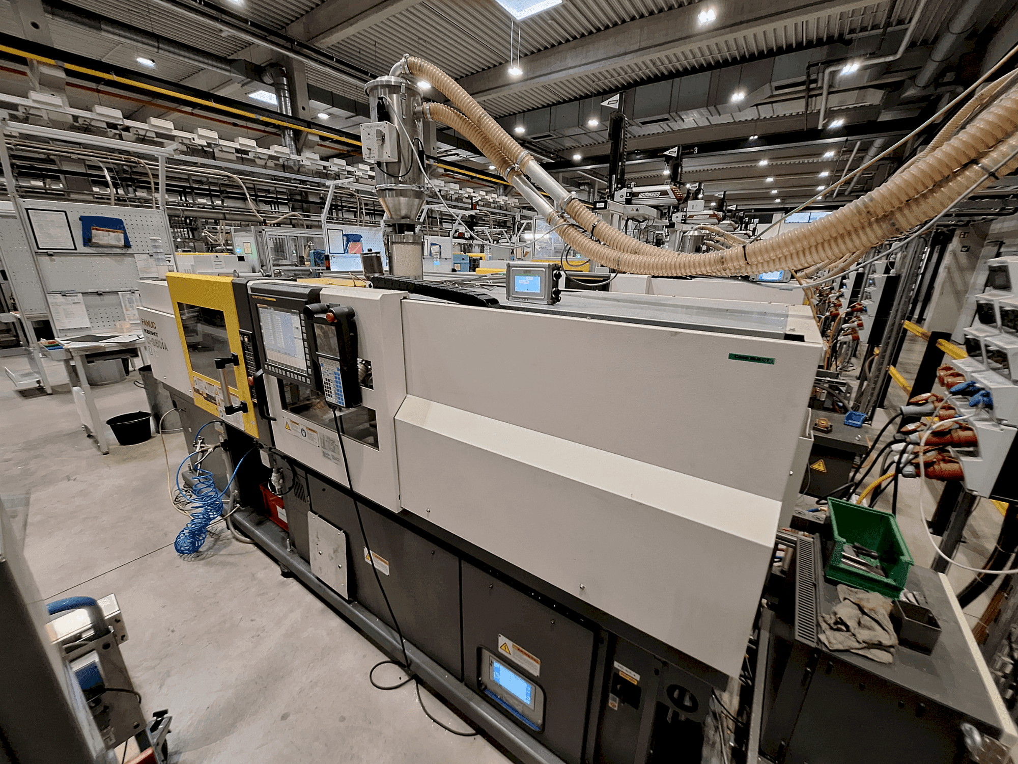 Koneen FANUC Roboshot S50iA etunäkymä