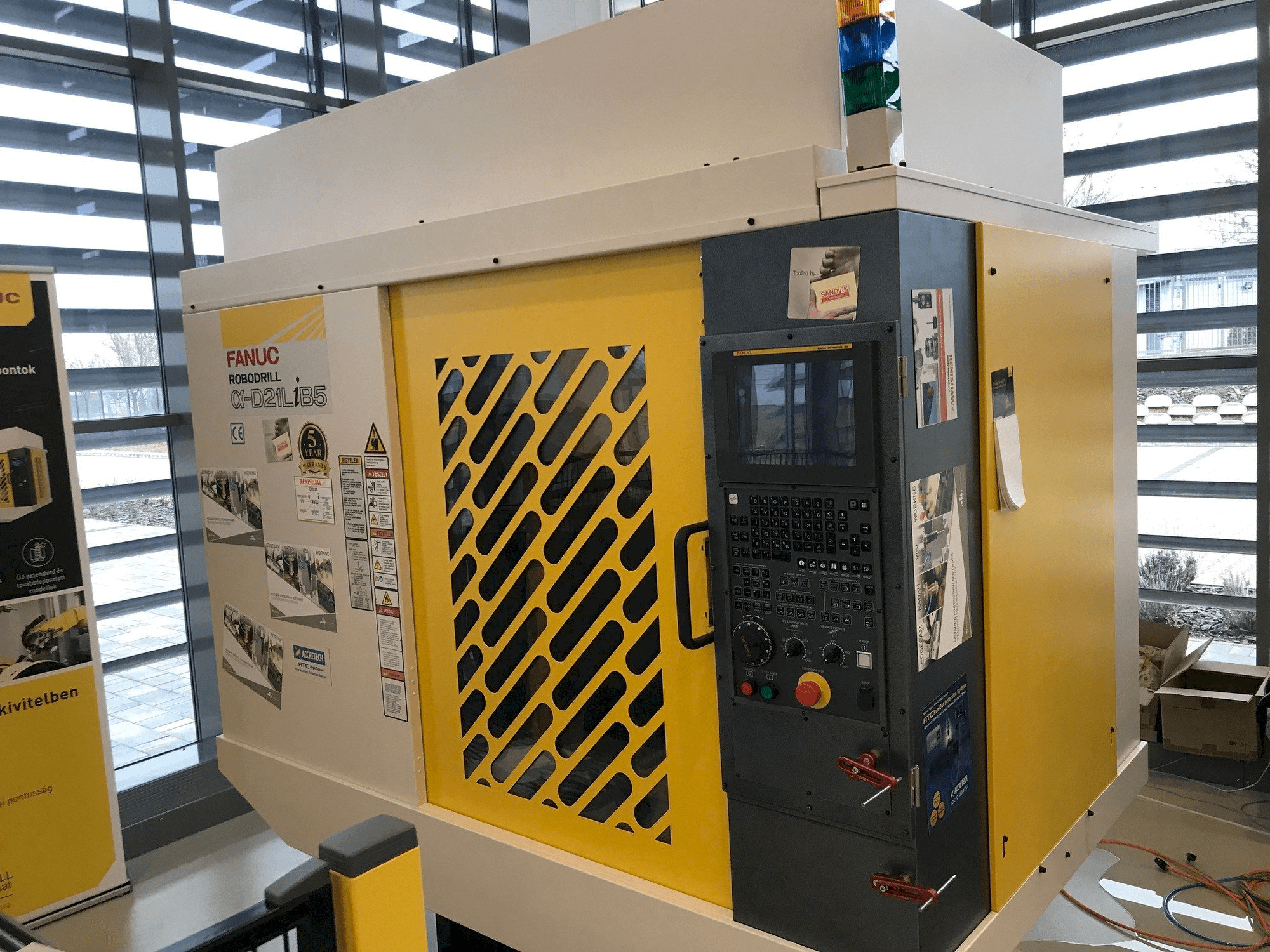 Koneen FANUC Robodrill Alpha D21LIB5 etunäkymä