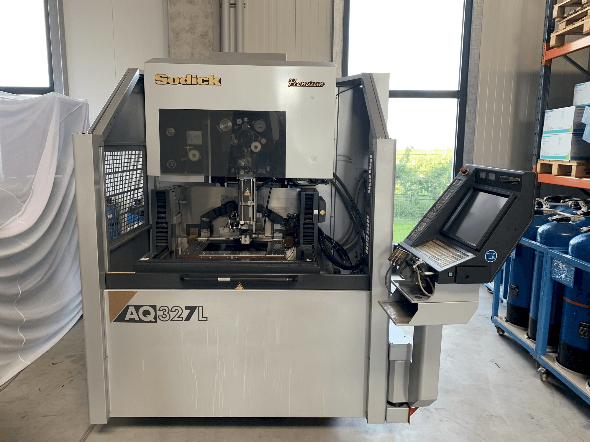 Koneen Sodick AQ327L etunäkymä