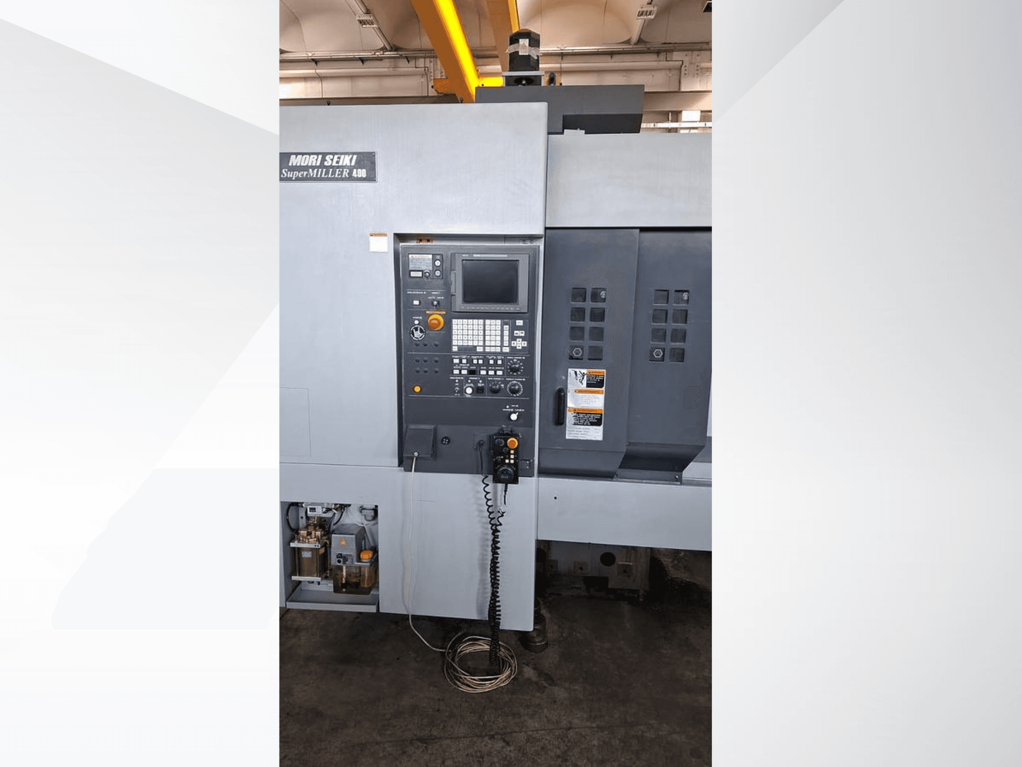 MORI SEIKI ZV 400 SUPER MILLER -pystytyöstökeskus, etukuva, jossa näkyy ohjauspaneeli ja käyttöpainikkeet.