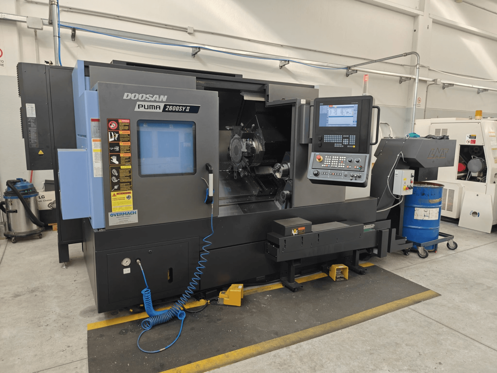 DOOSAN Puma 2600 SY II -vaakasuora sorvi, etunäkymä, jossa näkyvät ohjauspaneeli ja toimintamerkit.