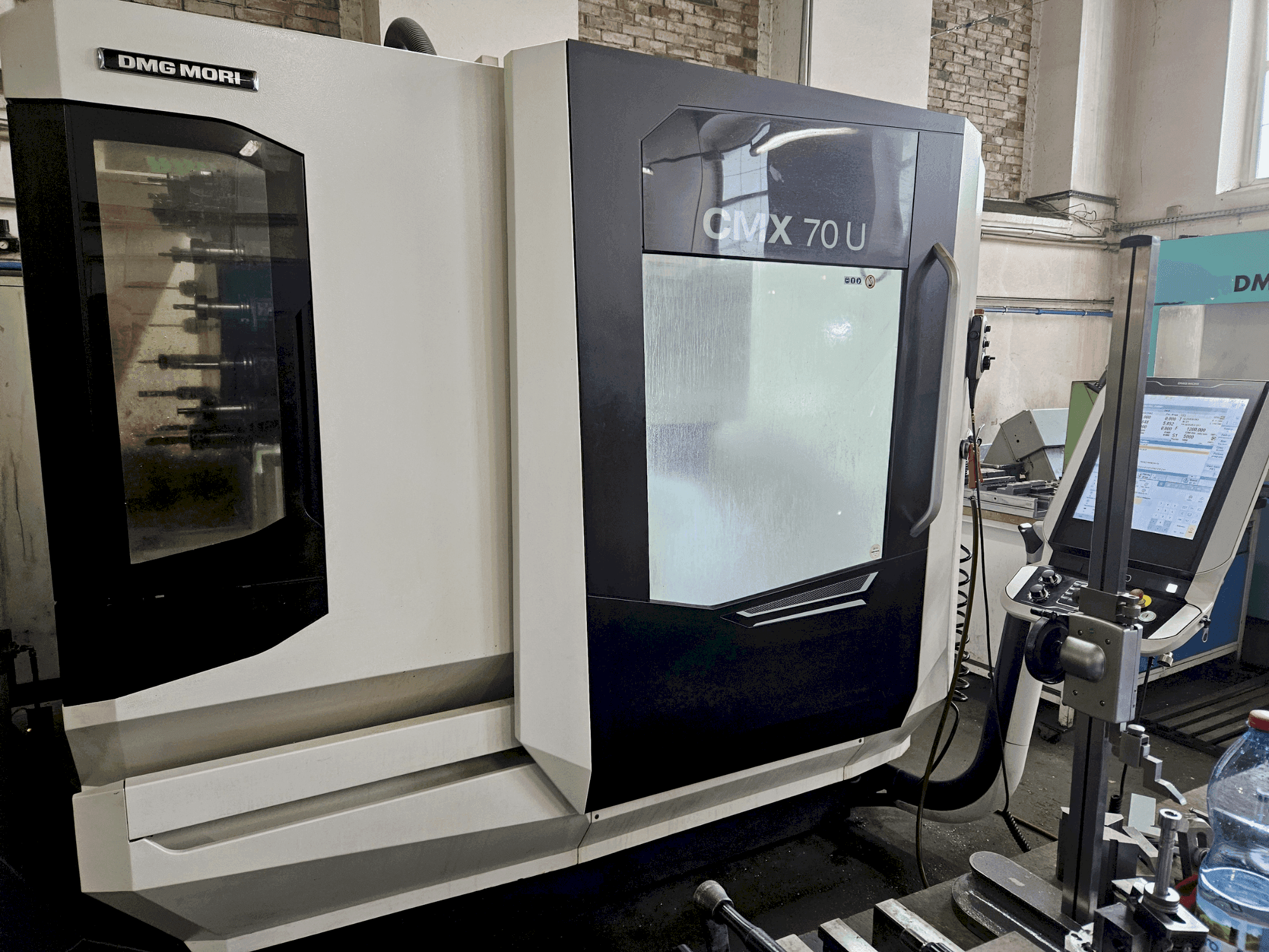 Koneen DMG MORI CMX 70U etunäkymä