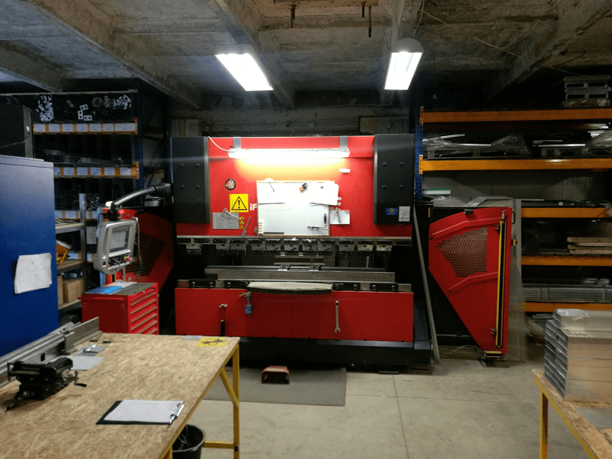 Koneen AMADA etunäkymä HFP 80-25
