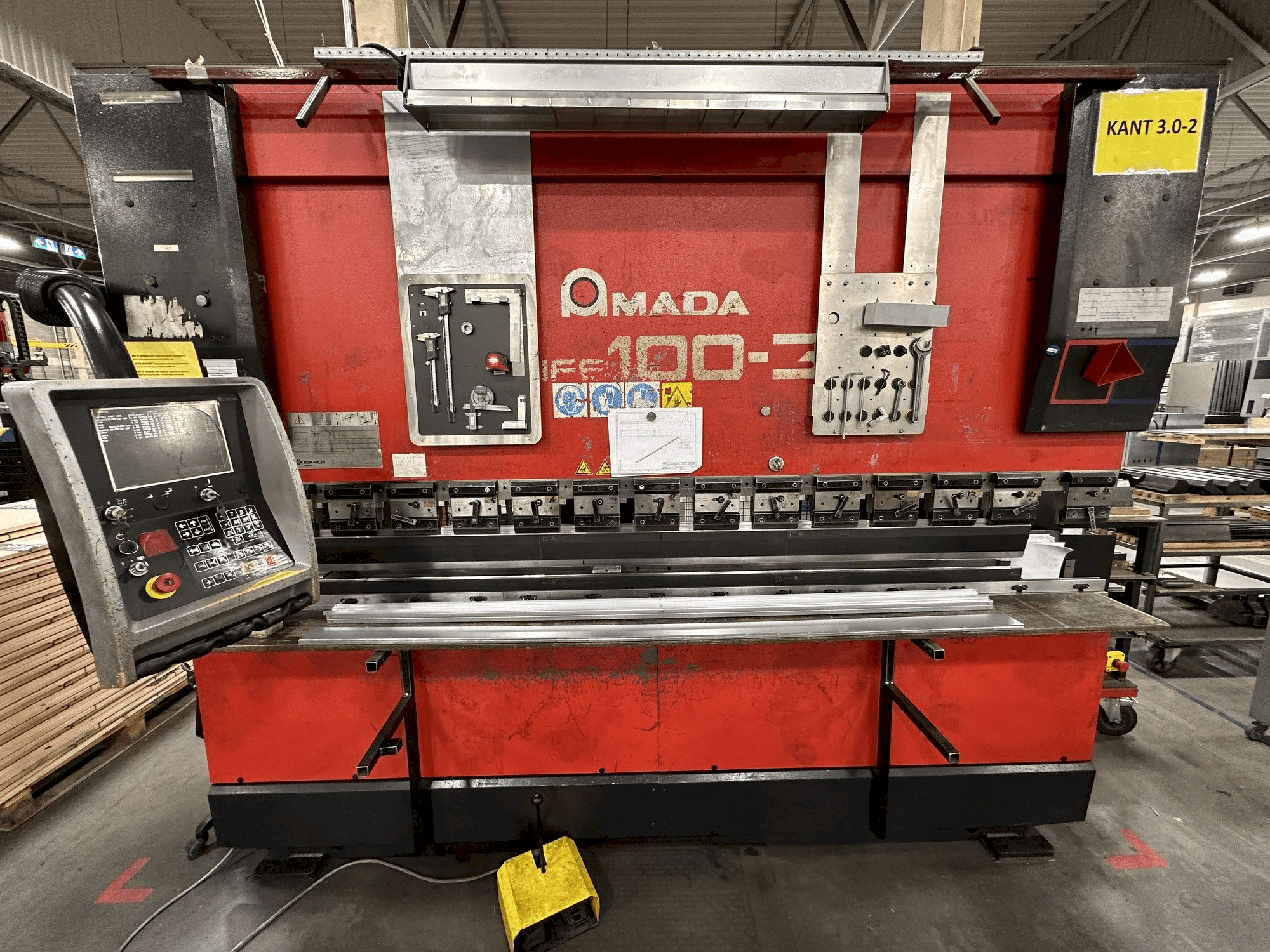 Koneen AMADA HFE 100-3 etunäkymä