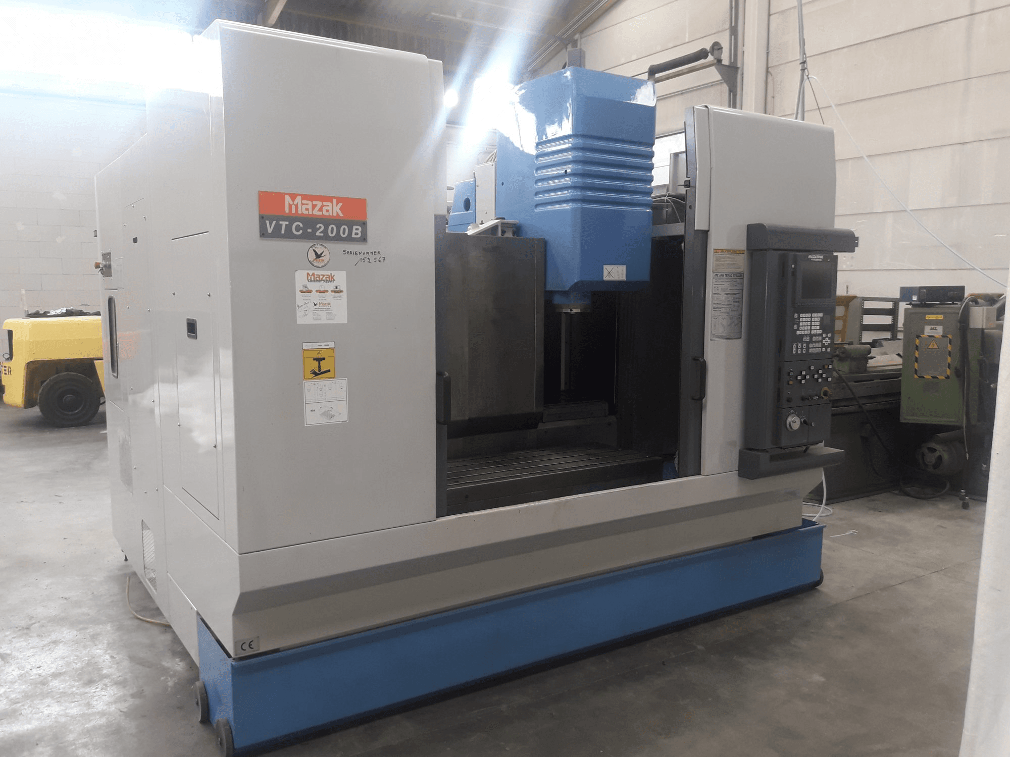 Koneen Mazak etunäkymä VTC-200B