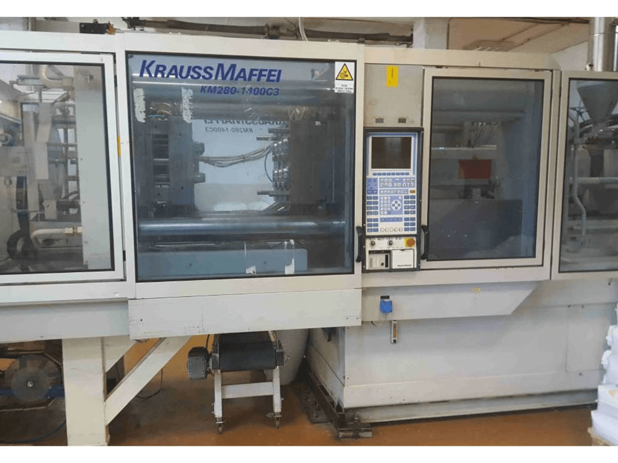 Koneen Krauss Maffei KM 280-1400 C3 etunäkymä