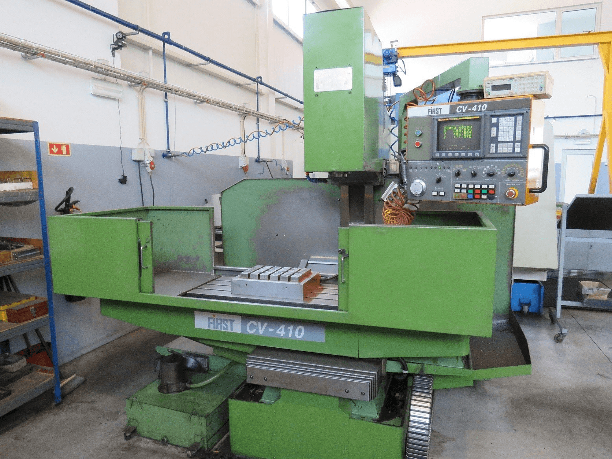 Koneen FIRST CV-410 etunäkymä