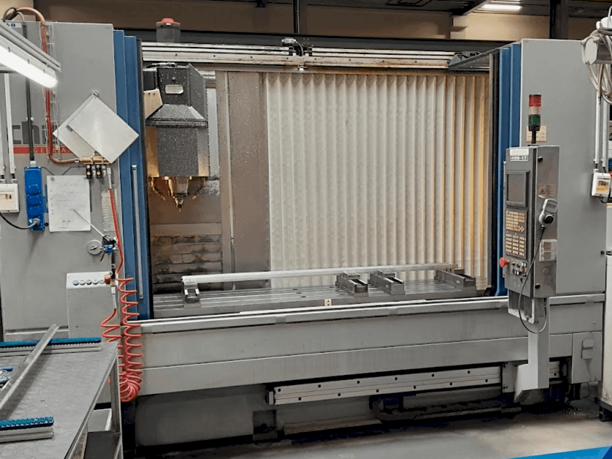 Koneen CHIRON MILL 2000 etunäkymä