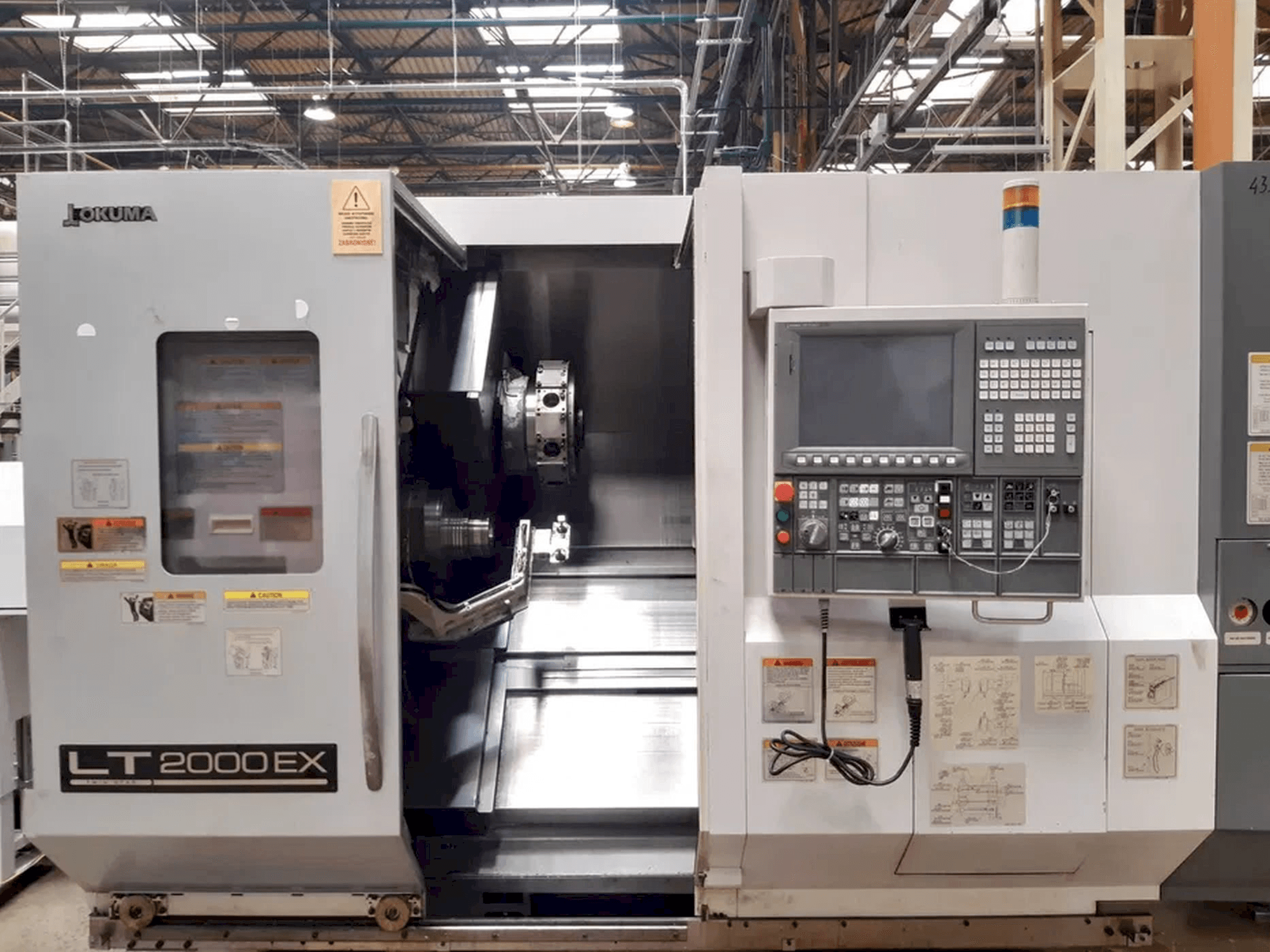 Koneen Okuma LT2000 EX etunäkymä