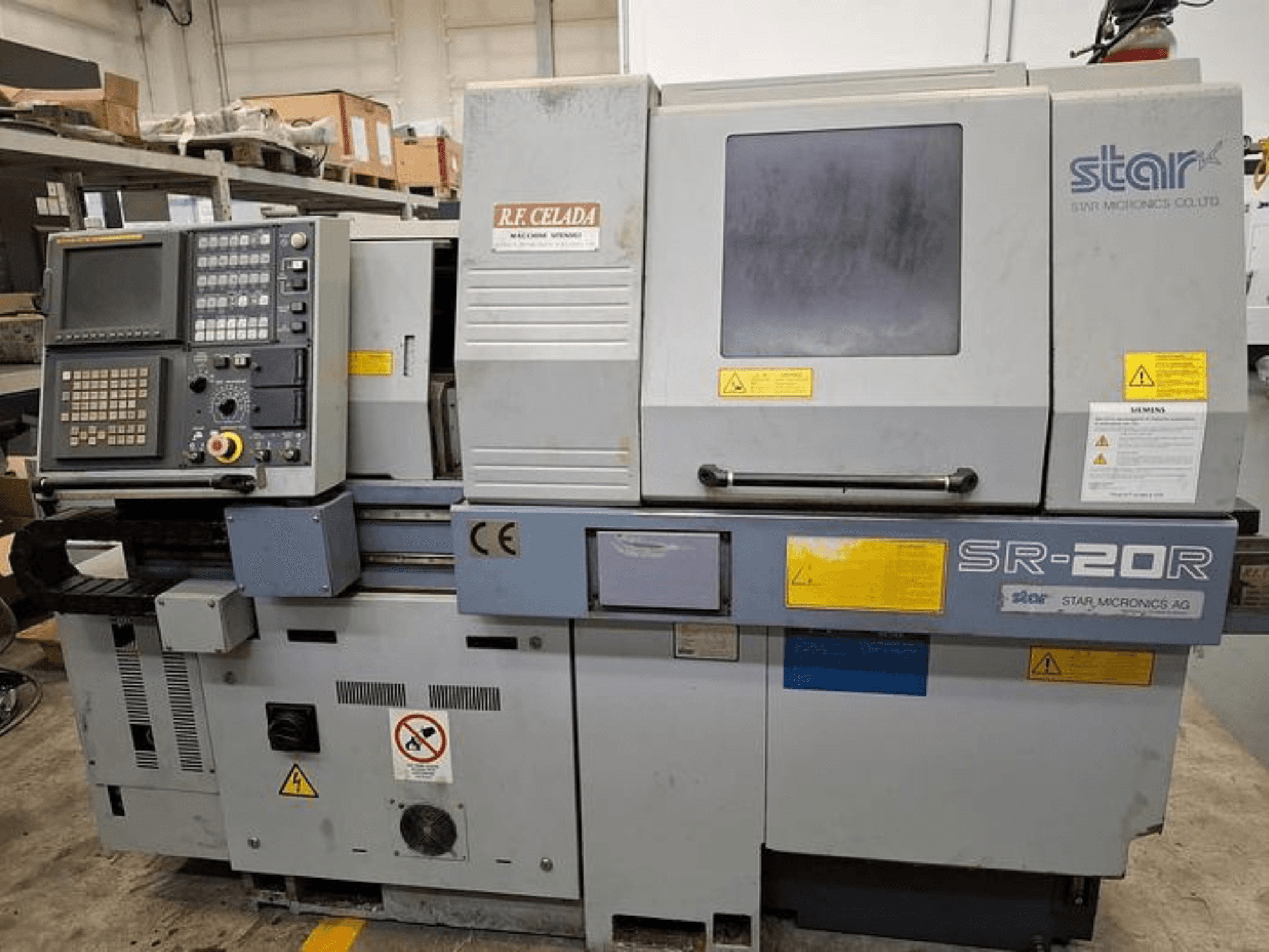 Star SR-20R CNC-sorvi ohjauspaneelilla, etukuva, jossa on käyttöpainikkeet, näyttö ja turvatarrat.