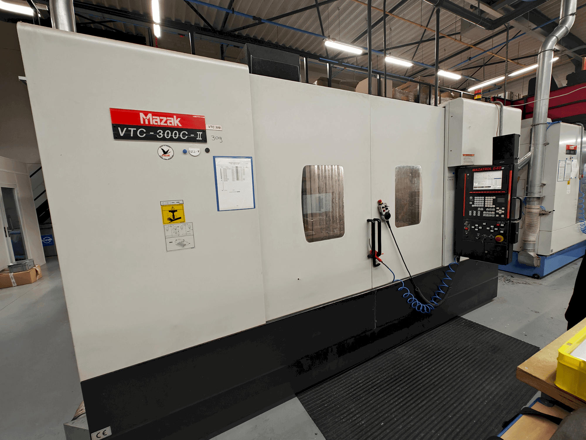 Koneen Mazak VTC-300C etunäkymä