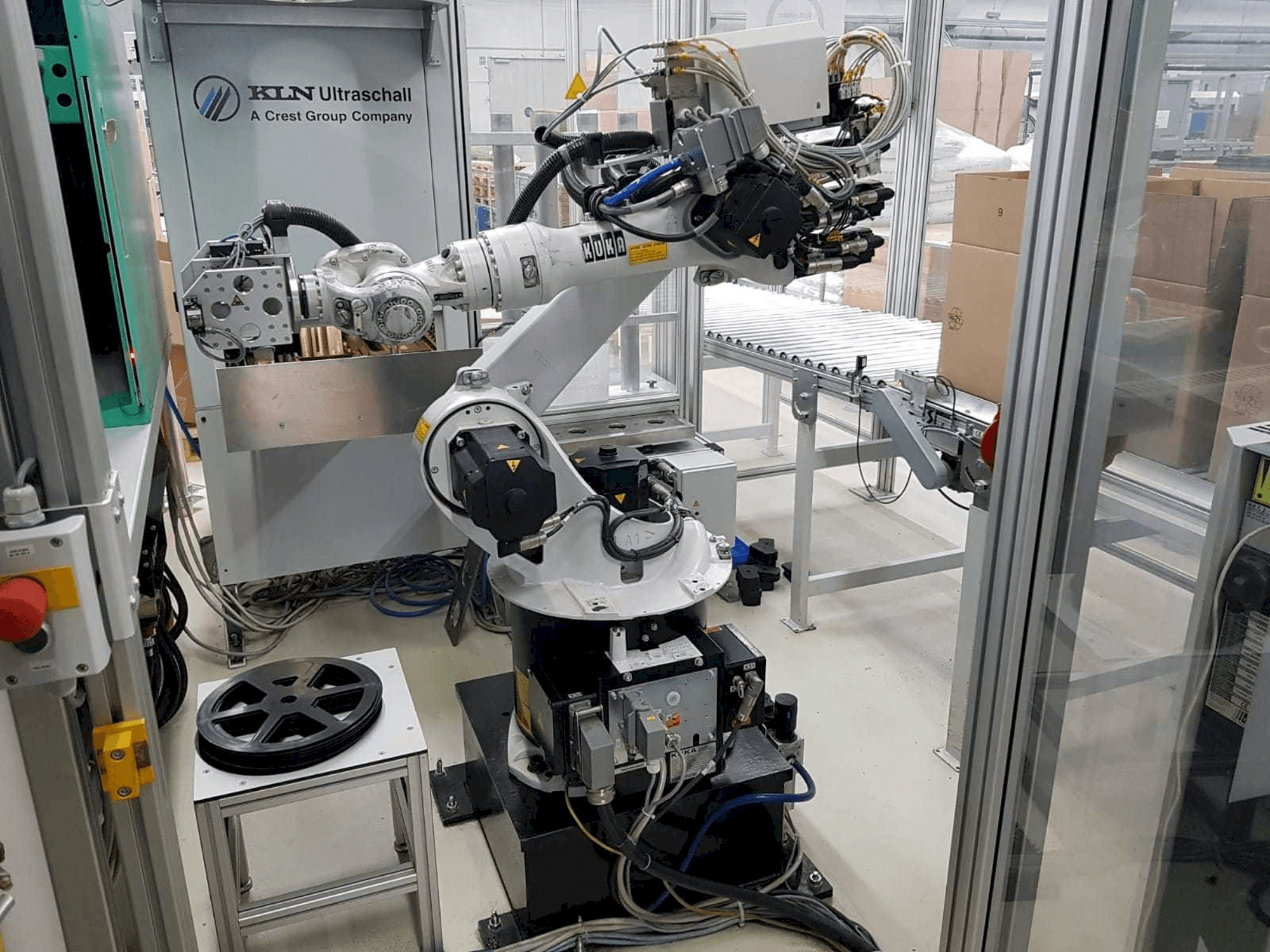 Koneen KUKA KR 16 etunäkymä