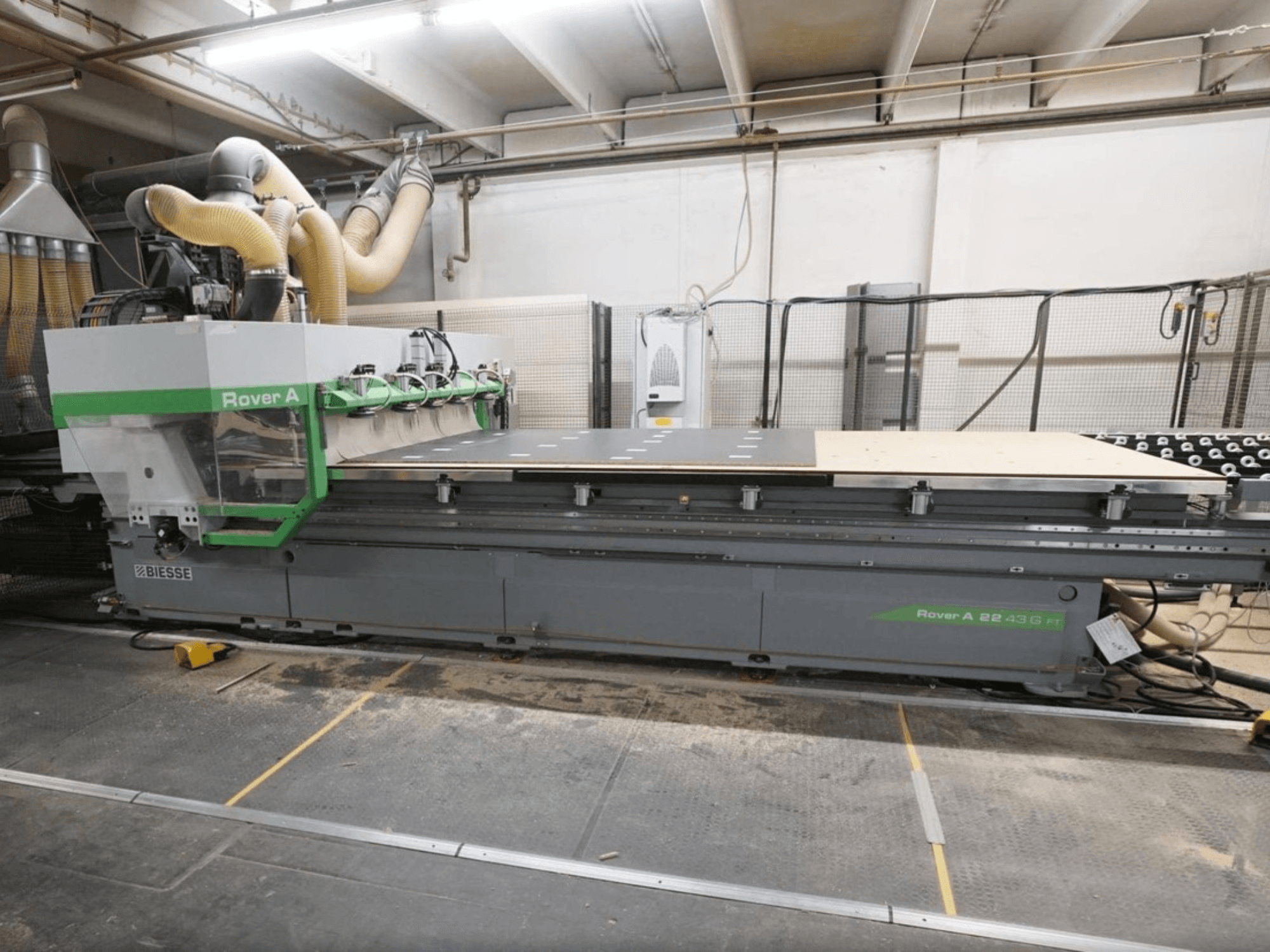 CNC-puunkäsittelykeskus BIESSE Rover A FT 2243, etunäkymä; laitteessa on suuri työpöytä ja työkalujen kiinnitysjärjestelmä.