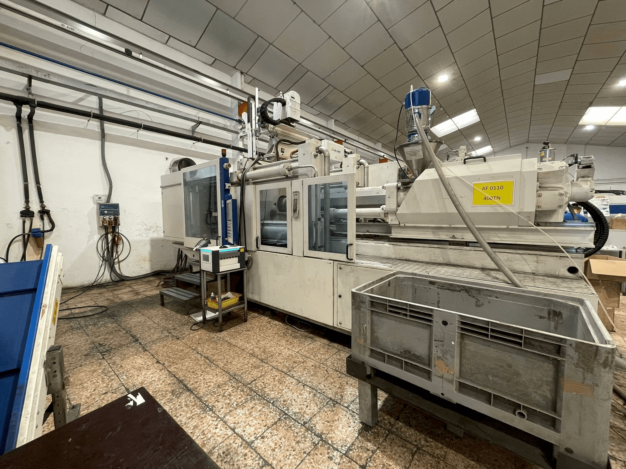 Koneen Battenfeld HM 400/5100 oikean sivun näkymä