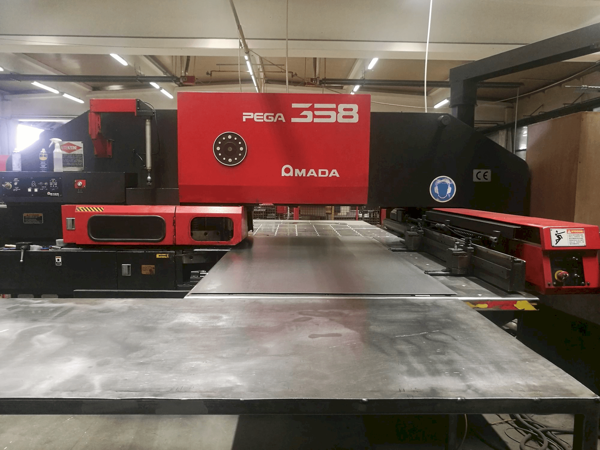 Koneen AMADA PEGA 358 etunäkymä