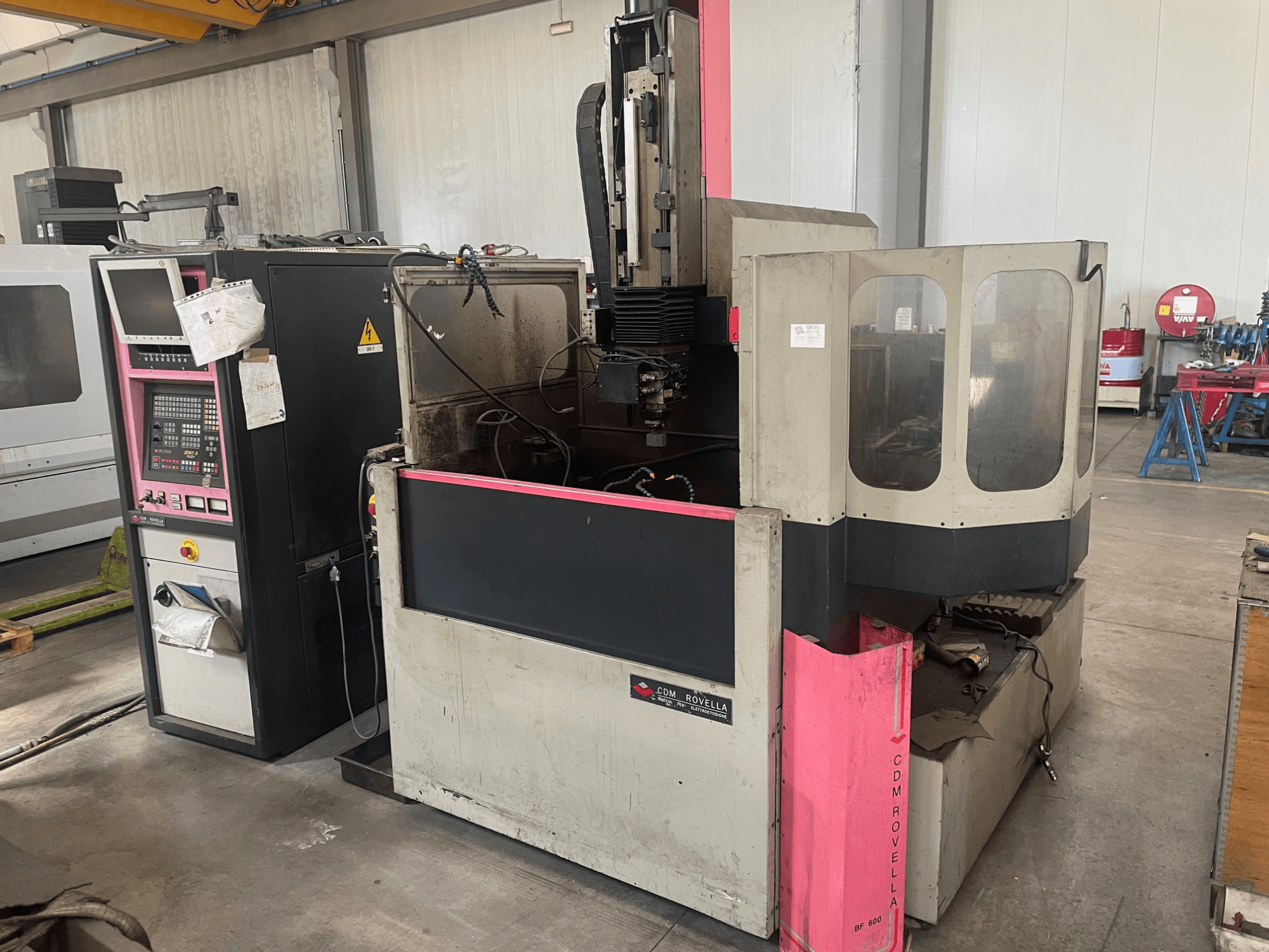 CDM Rovella BF 800 -työstökeskus, sivukuva, jossa näkyy ohjauspaneeli, pölysuojus ja teollisuusasennus.