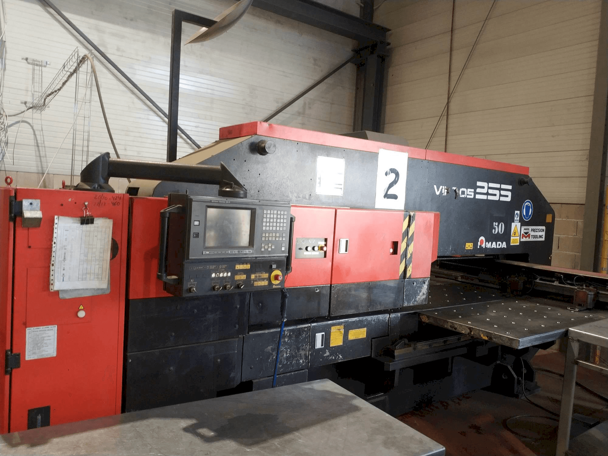 Koneen AMADA VIPROS 255 etunäkymä