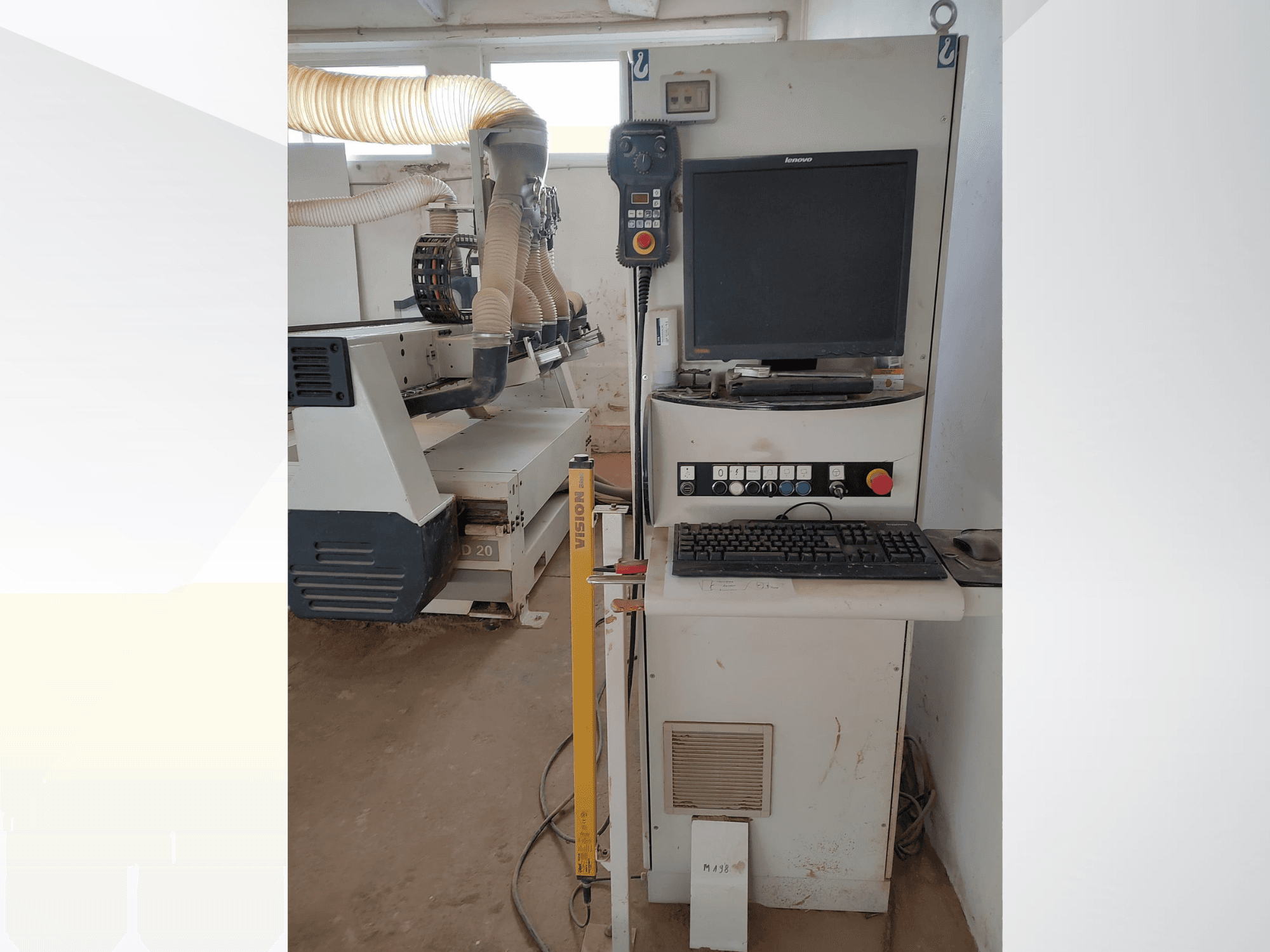 CNC-jyrsin SCM ACCORD 20 työpajassa, etukuva, jossa ohjauspaneeli, näyttö ja pölynpoistojärjestelmä näkyvissä.