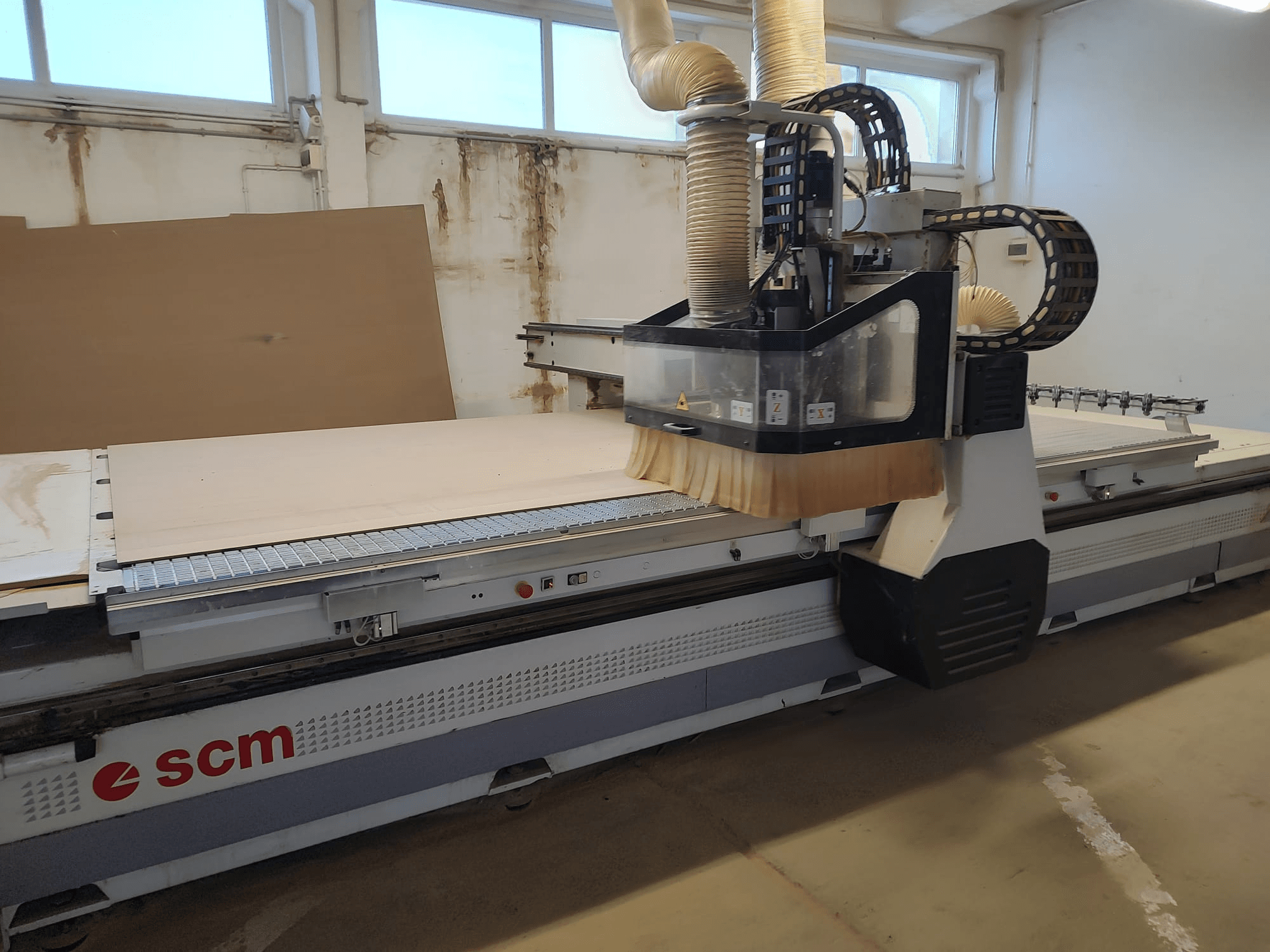 SCM ACCORD 20 CNC-jyrsin etukuvassa, jossa näkyvät leikkuupää ja suuri työpöytä, ihanteellinen puuntyöstöön.
