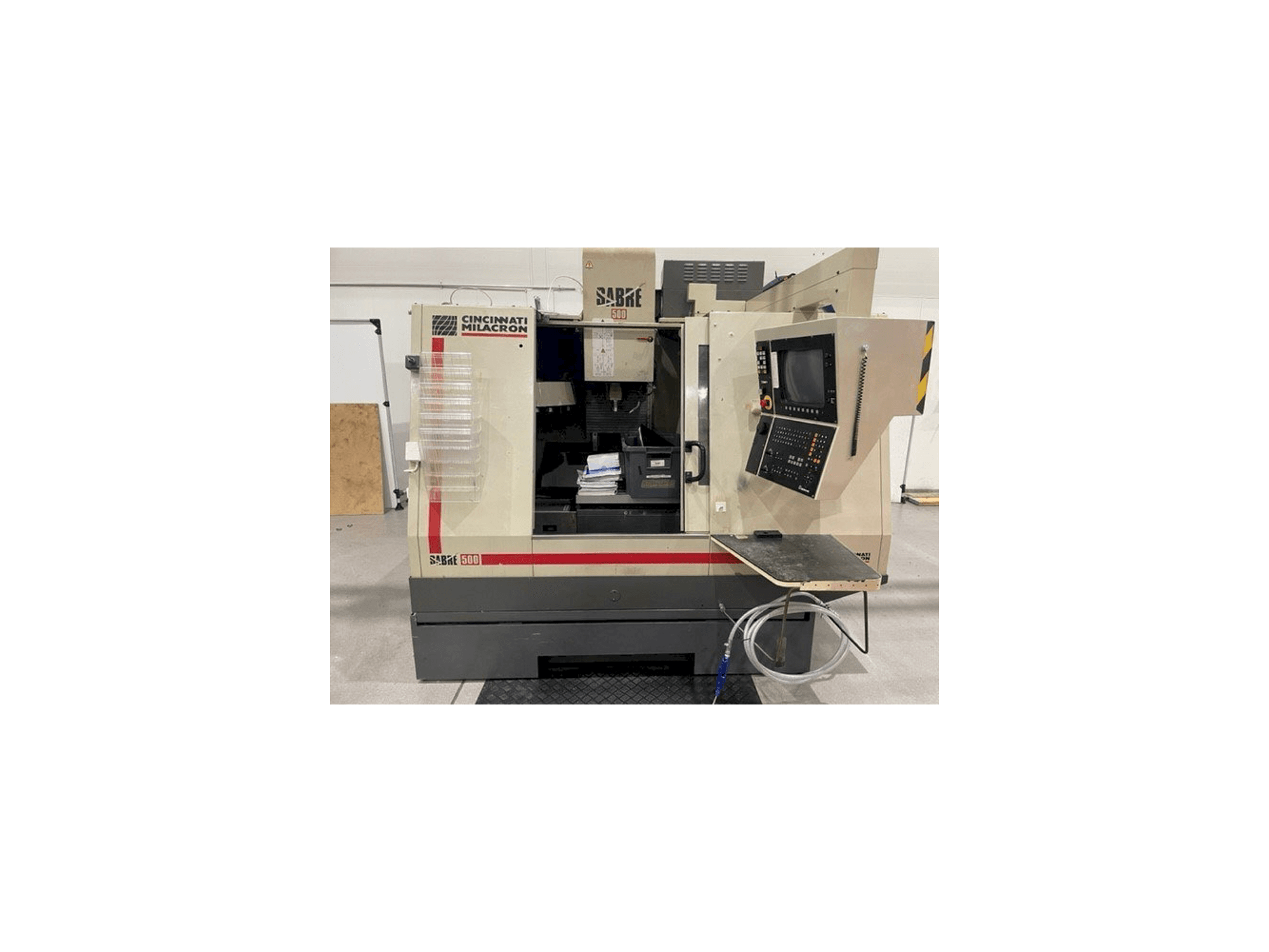 Koneen Cincinnati Milacron Sabre 500 etunäkymä