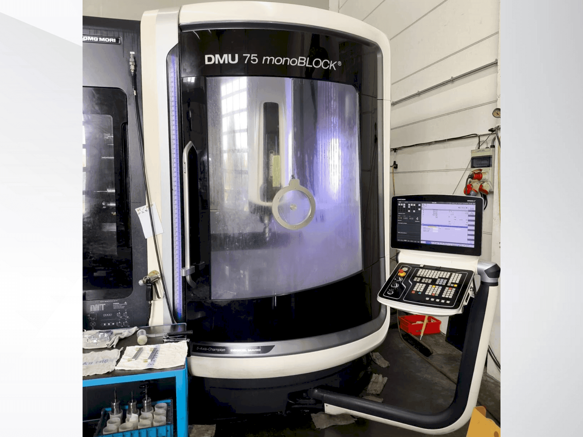 Koneen DMG MORI DMU 75 monoBlock etunäkymä