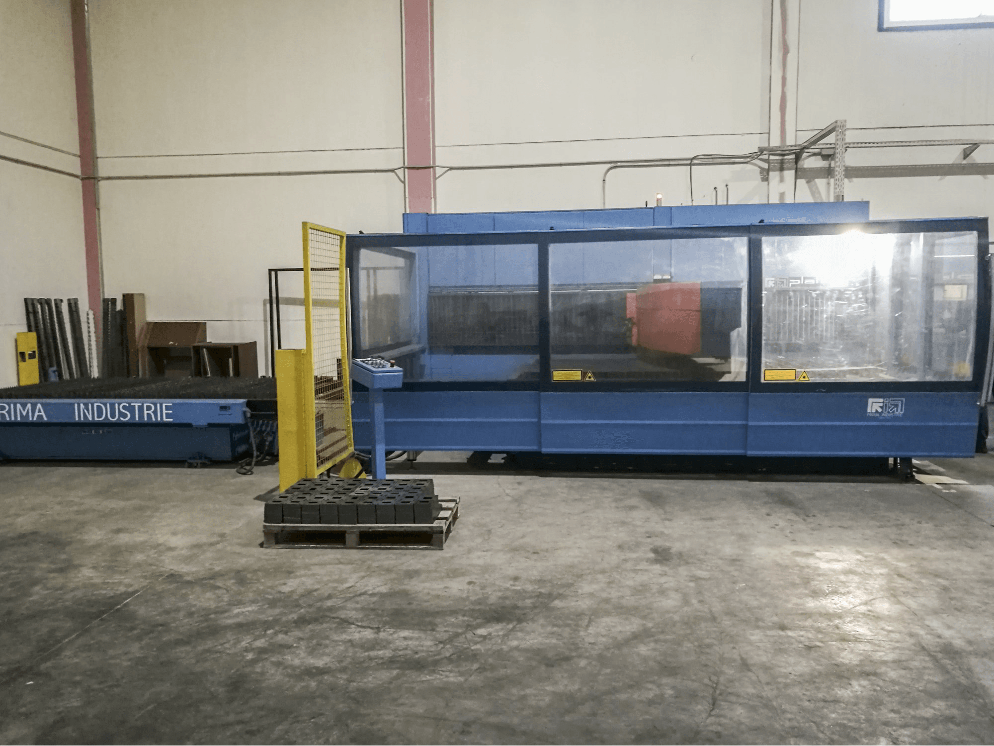 Koneen Prima Power oikean sivun näkymäPlatino 1530