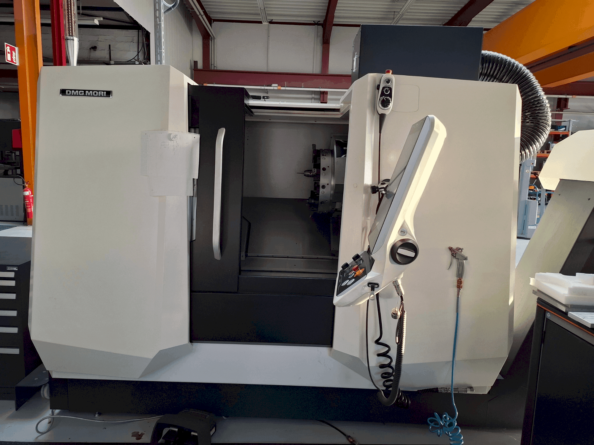 Koneen DMG MORI CLX 350 V3 etunäkymä