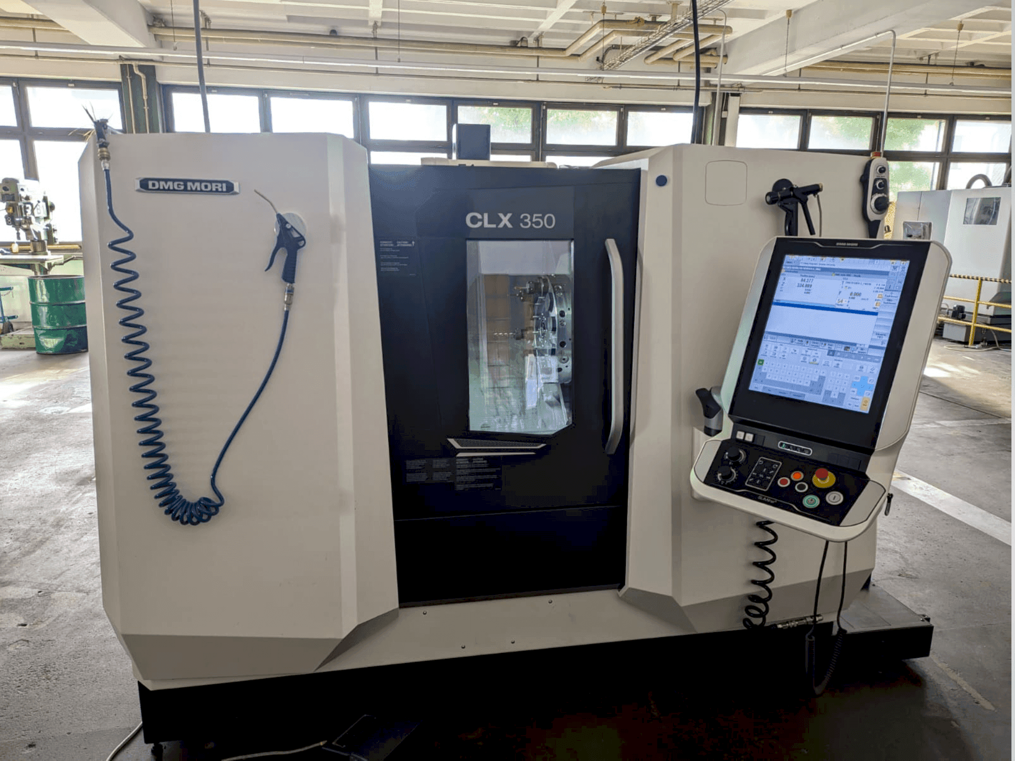 Koneen DMG MORI CLX 350 etunäkymä