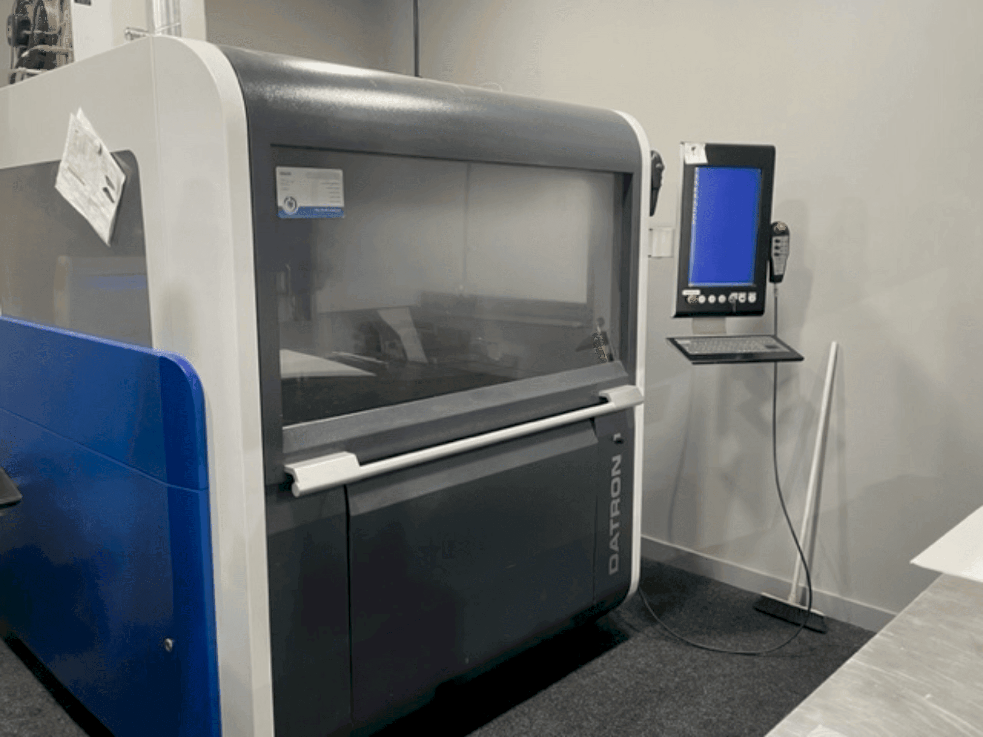 Koneen Datron M8 Cube etunäkymä