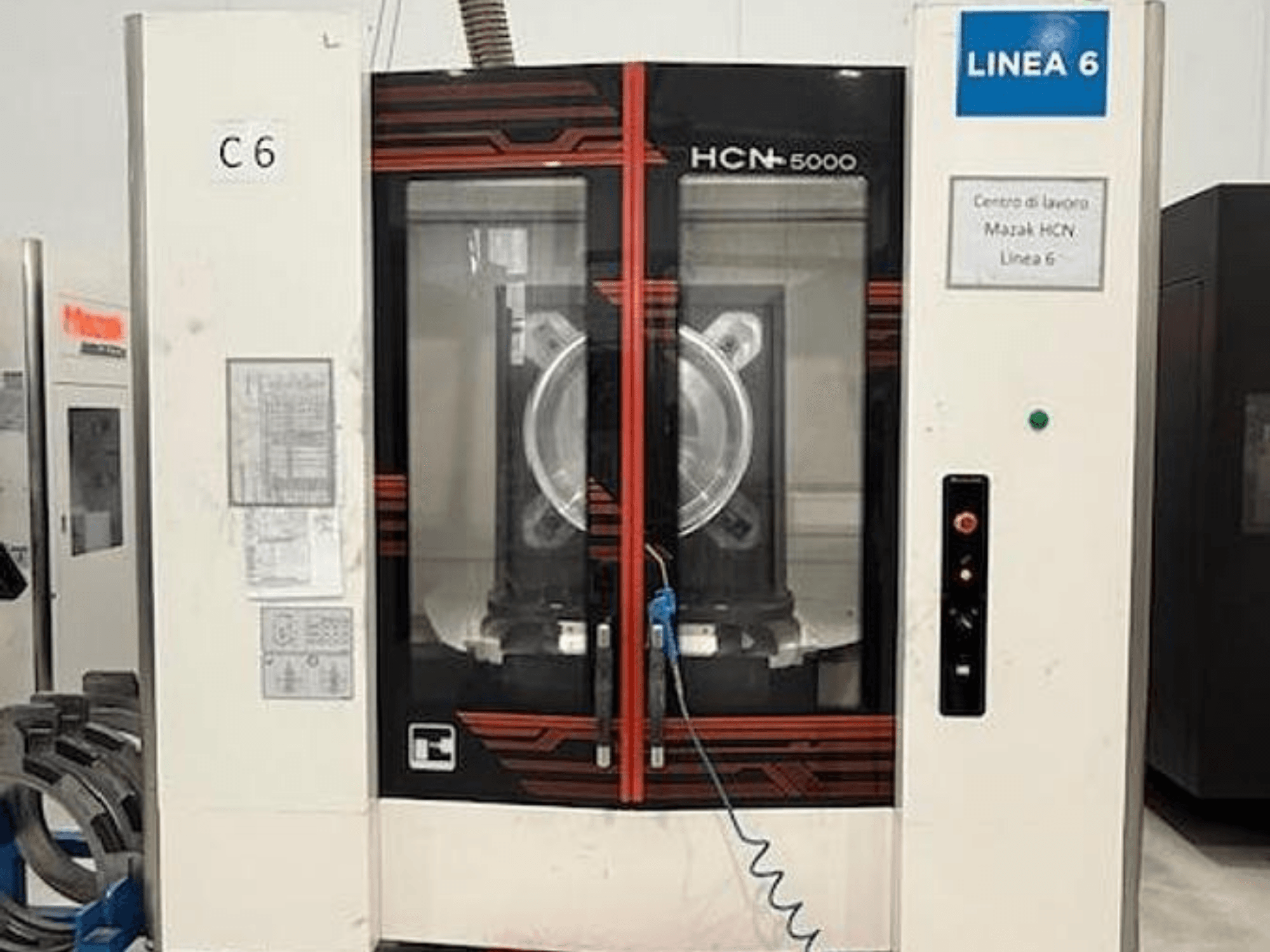 Mazak HCN-5000 -vaakakoneistuskeskus, etunäkymä, jossa näkyvät ohjauspaneeli, suuri karatila ja työtilan yksityiskohdat.
