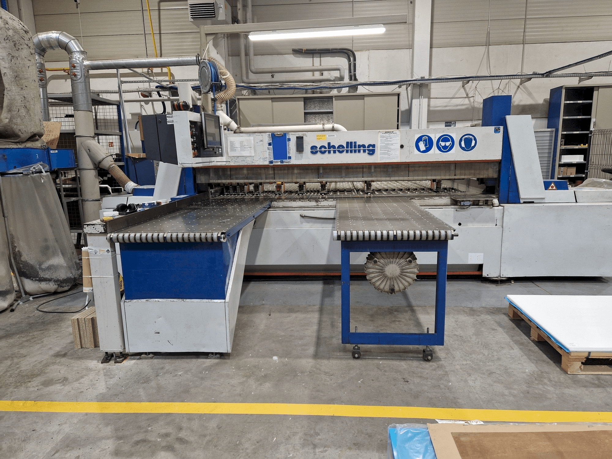 Koneen SCHELLING FWM-330 etunäkymä