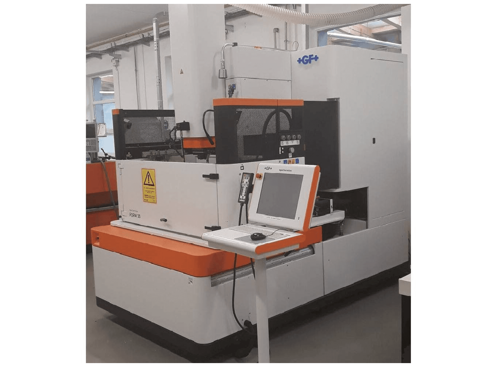 Koneen AgieCharmilles Form 30 etunäkymä