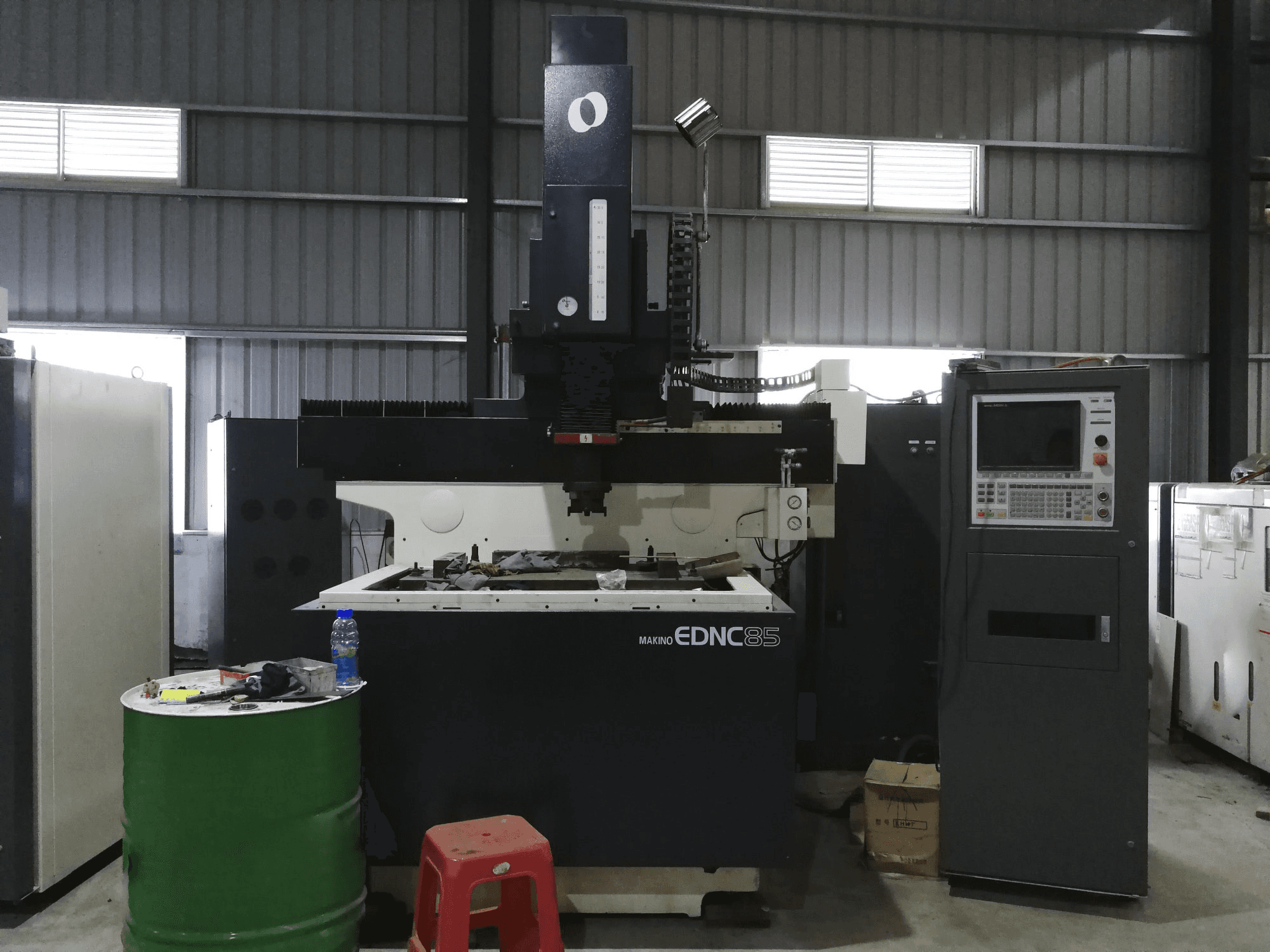 Koneen Makino EDNC85 Etunäkymä