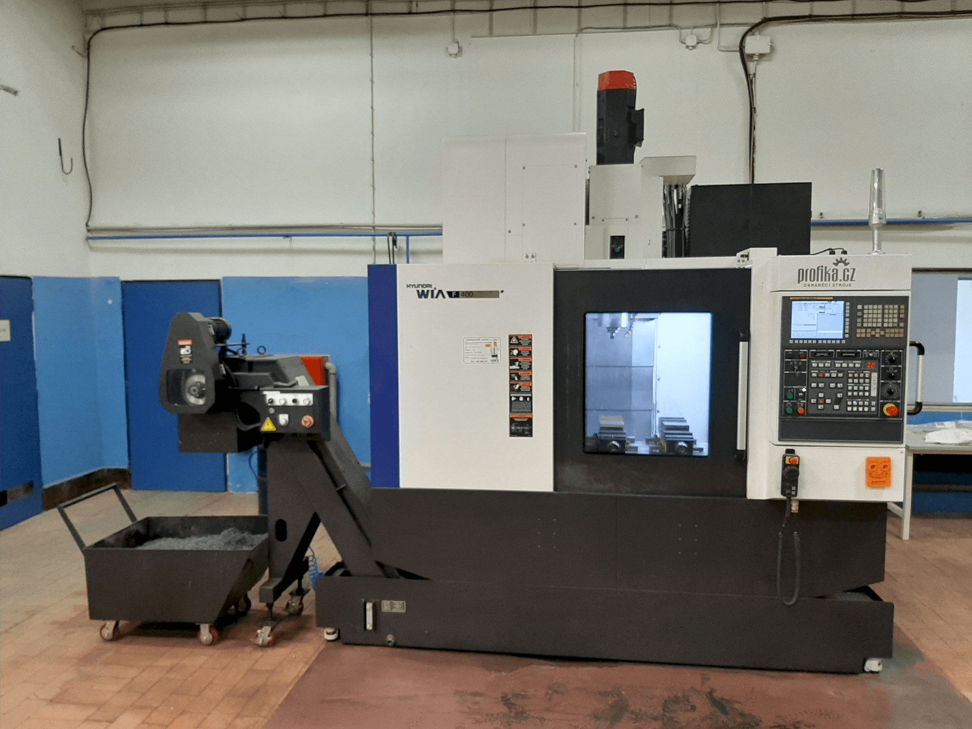 Koneen Hyundai Wia F400 etunäkymä