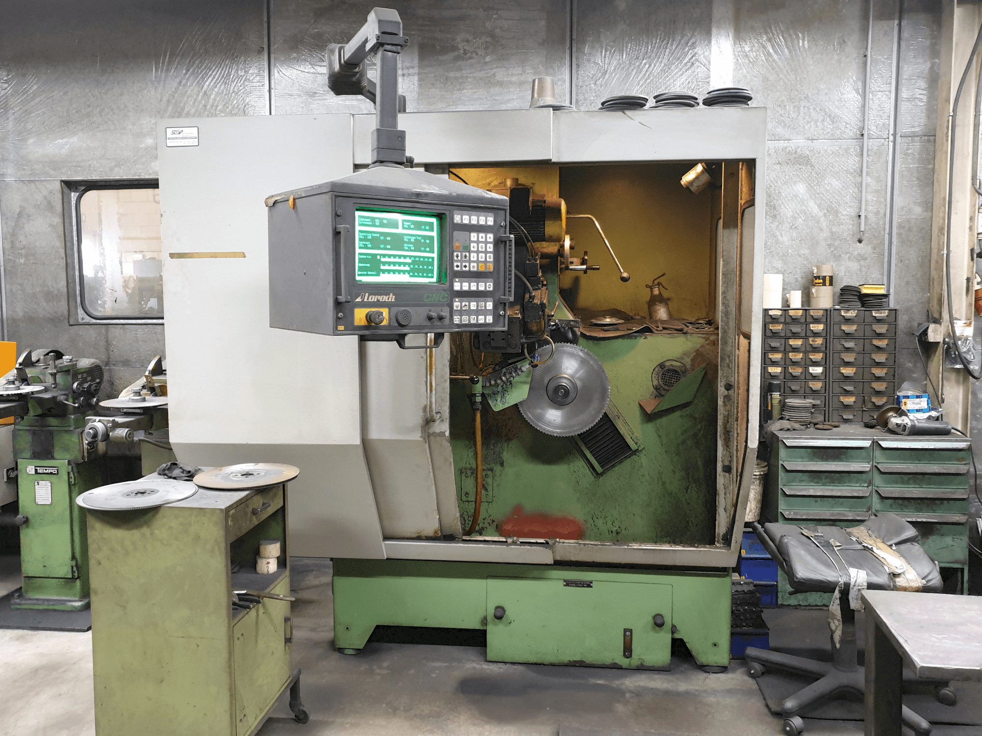 Koneen Loroch etunäkymä K/CNC 910