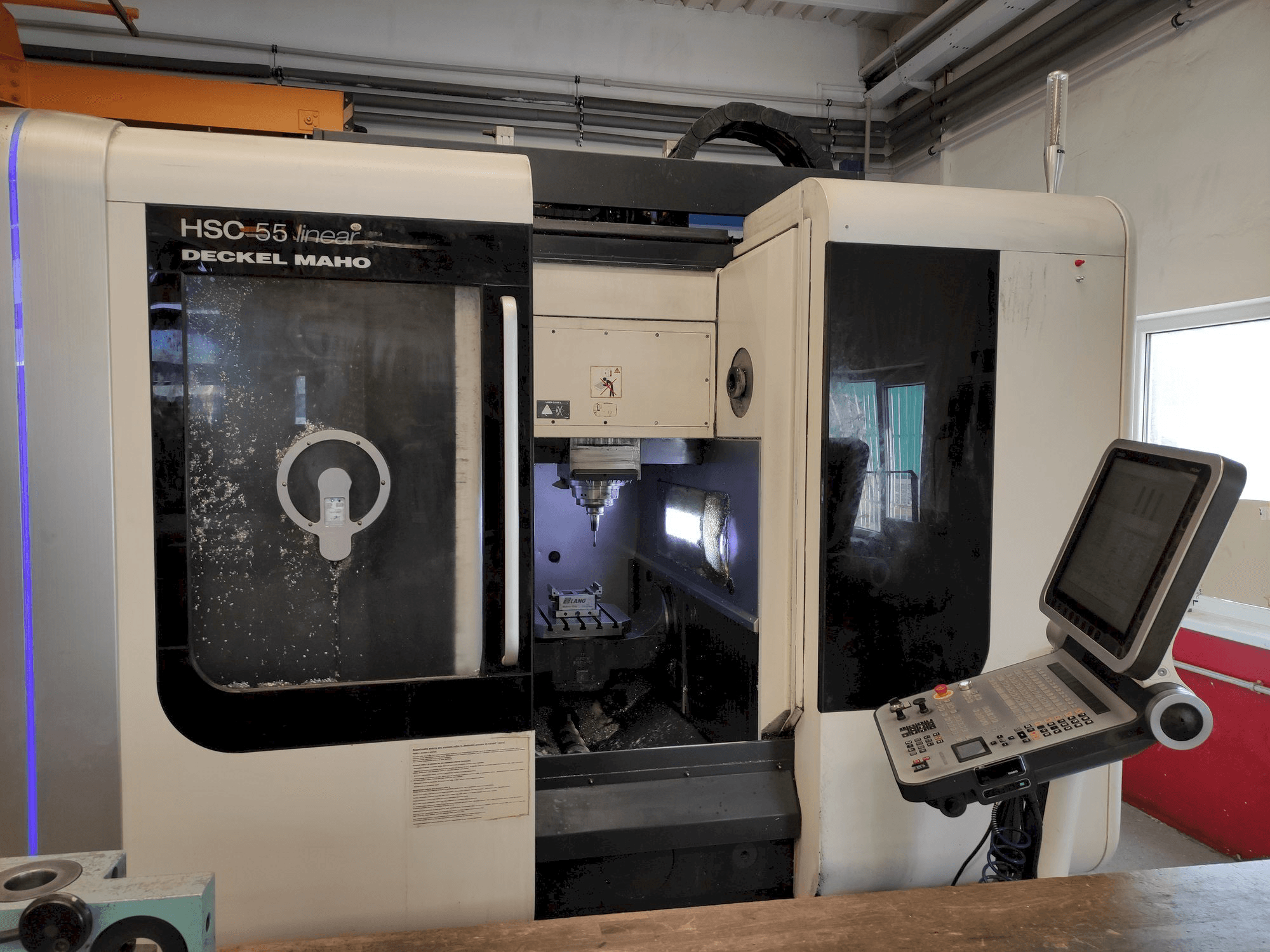 Koneen DMG Deckel Maho HSC 55 linear etunäkymä