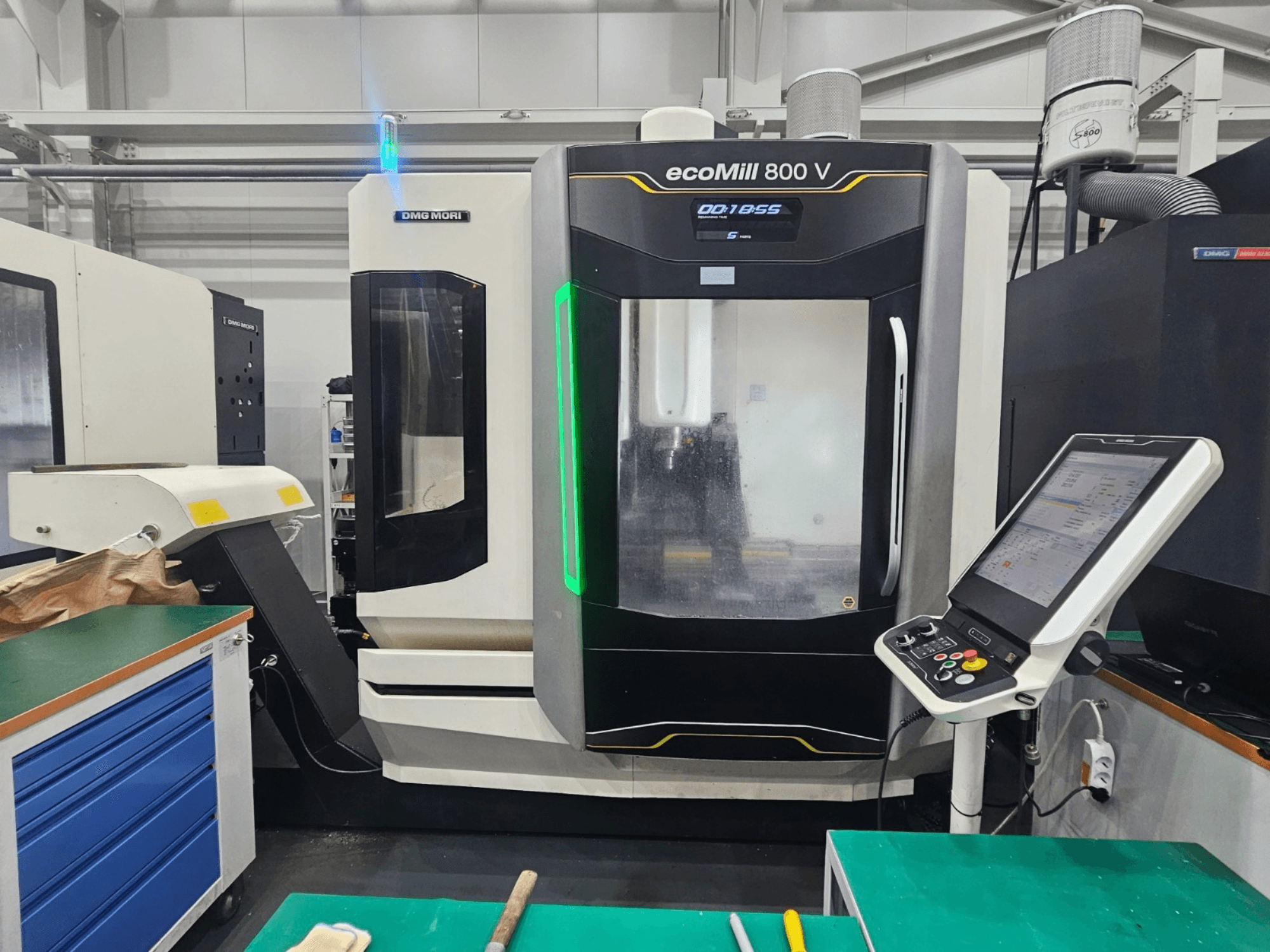 DMG MORI ecoMill 800 V -pystykoneistuskeskus, etunäkymä, jossa näkyvät ohjauspaneeli ja koneen yksityiskohdat.