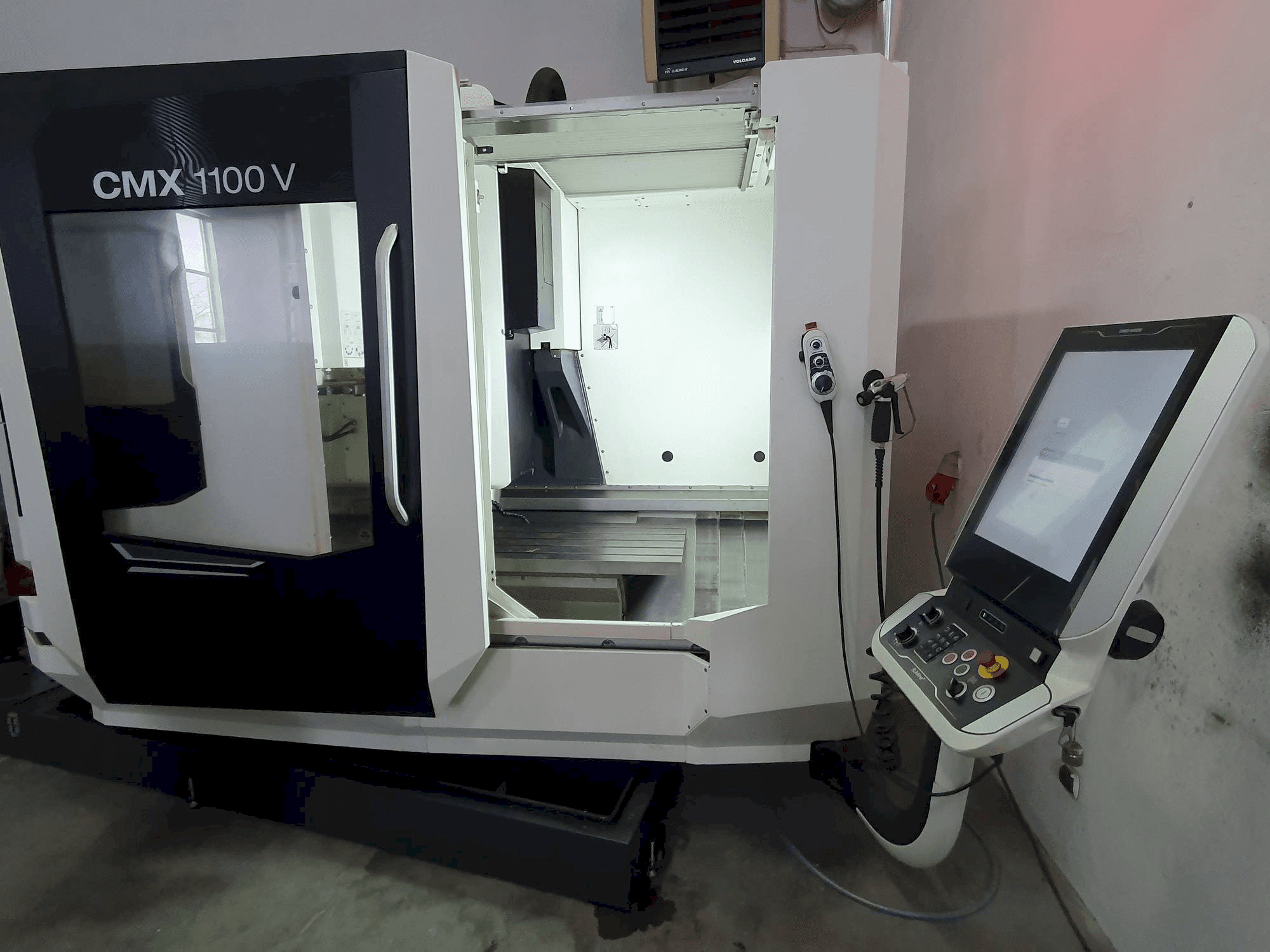 Koneen DMG MORI CMX 1100 V etunäkymä