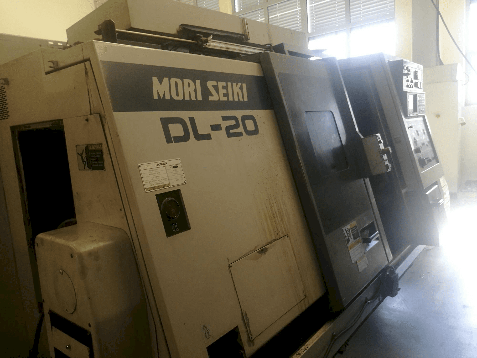 Koneen MORI SEIKI DL 20 MC vasemman sivun näkymä
