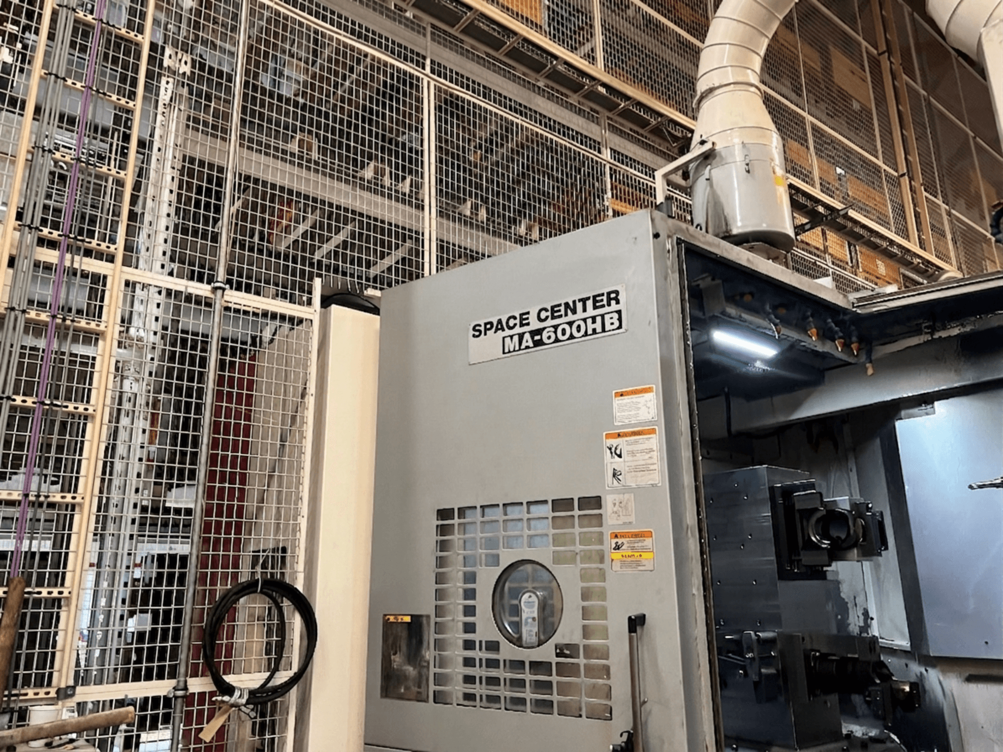 Okuma MA-600HB -vaakakoneistuskeskus, etukuva, jossa käyttöpaneeli ja jäähdytysnesteen suuttimet näkyvissä.