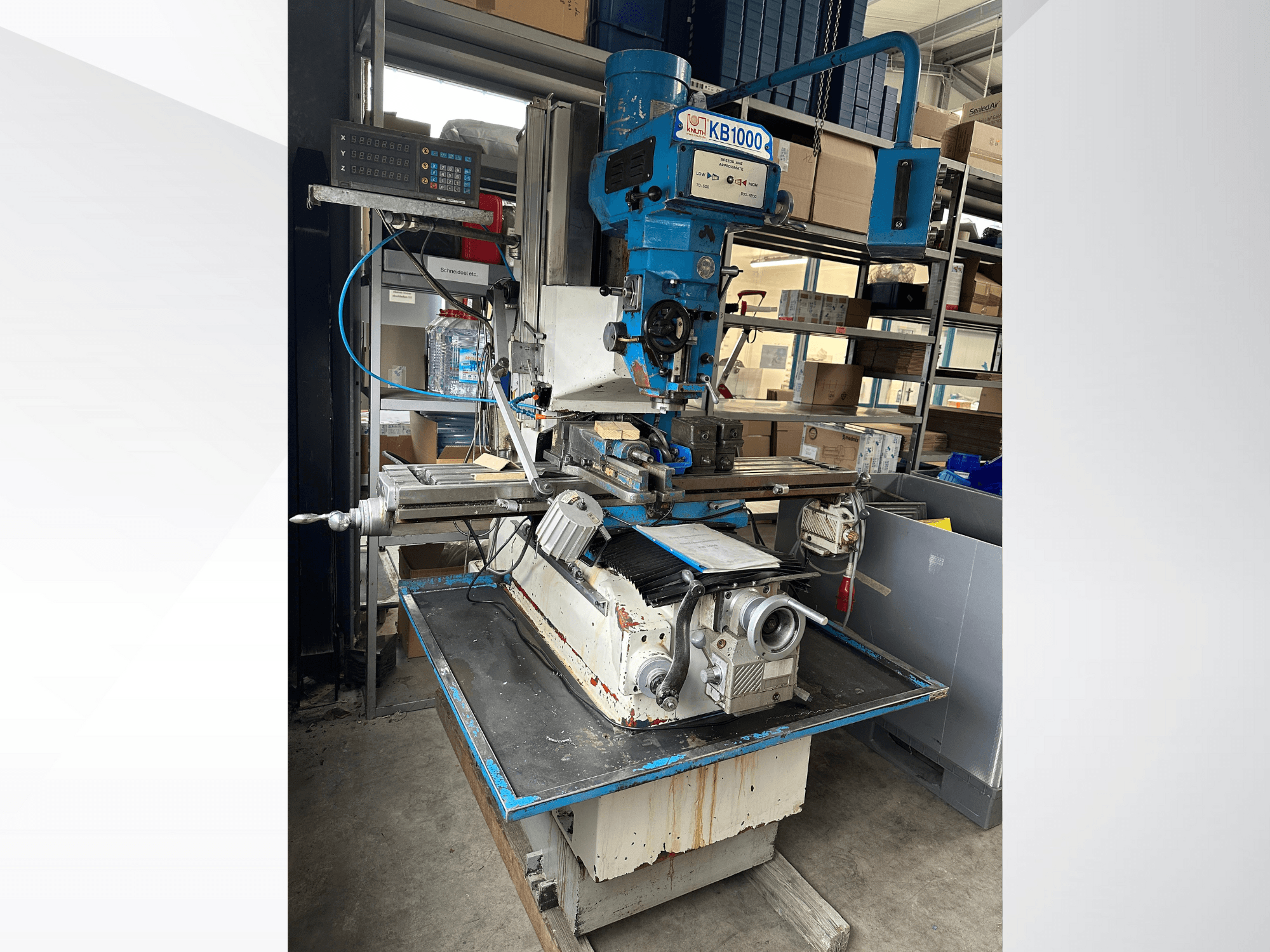 Pystyjyrsinkone KB1000 digitaalisella näytöllä, sivukuva pöydästä, karasta ja työkalunpitimestä.