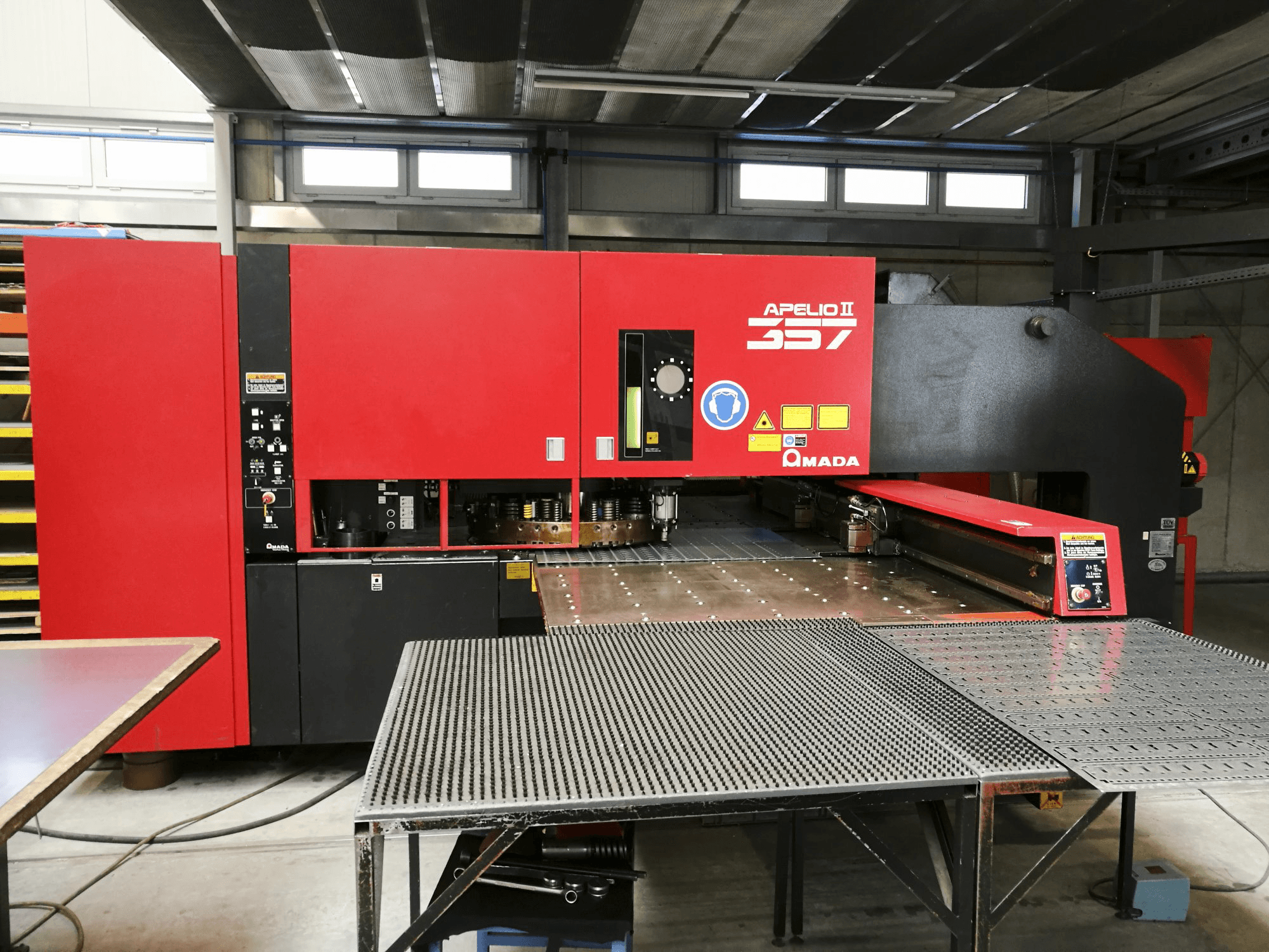 Koneen AMADA etunäkymäAPELIO II-357