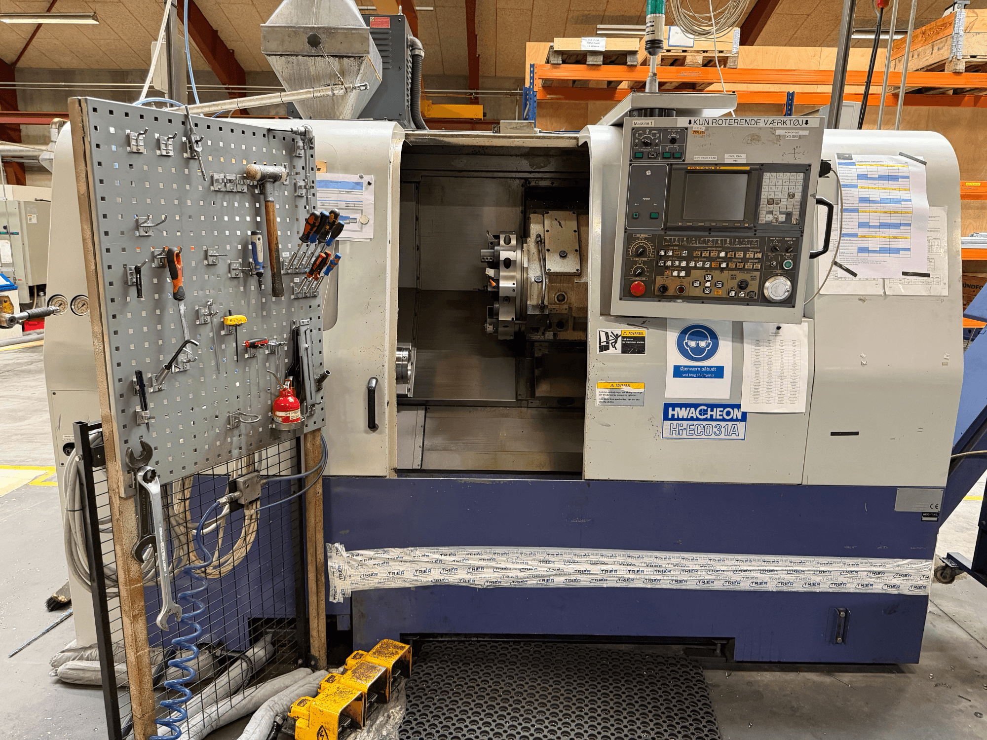 HWACHEON HiEco-31A -vaakasuora sorvi, jossa on ohjauspaneeli, sivulle sijoitetut työkalut ja selkeä näkymä koneen sisälle.