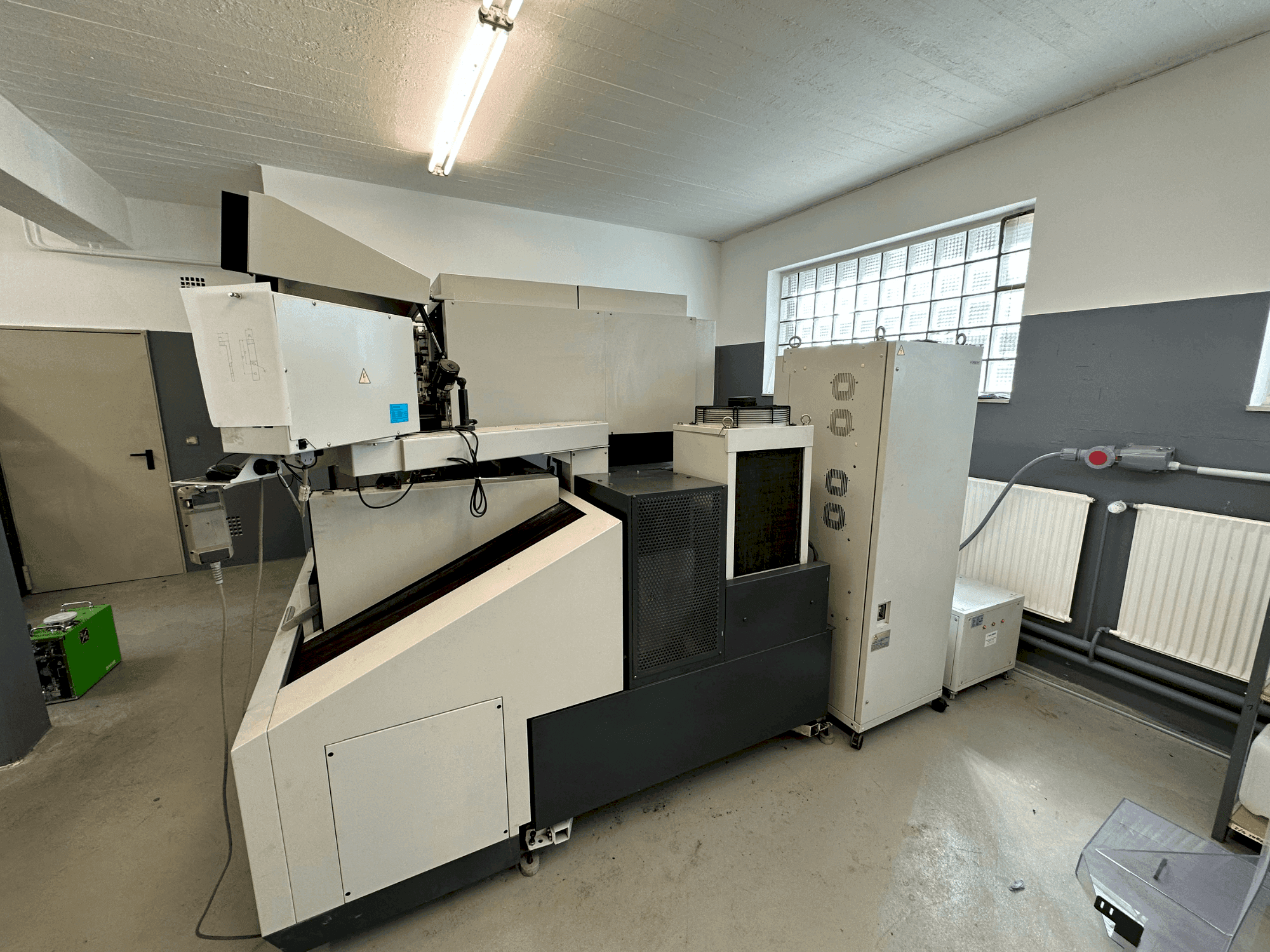 Koneen Mitsubishi MV1200S etunäkymä