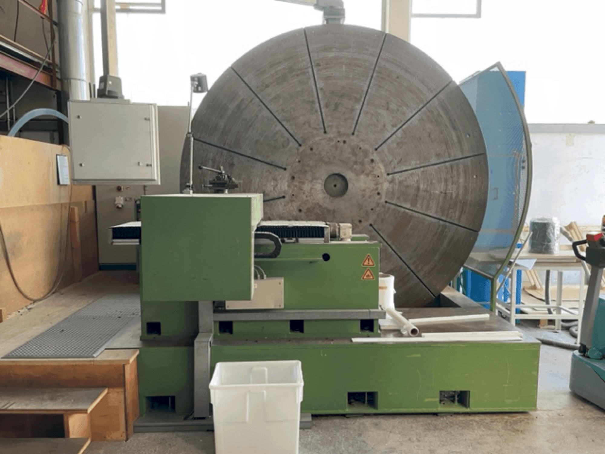 Koneen IRLE Facing Lathe etunäkymä