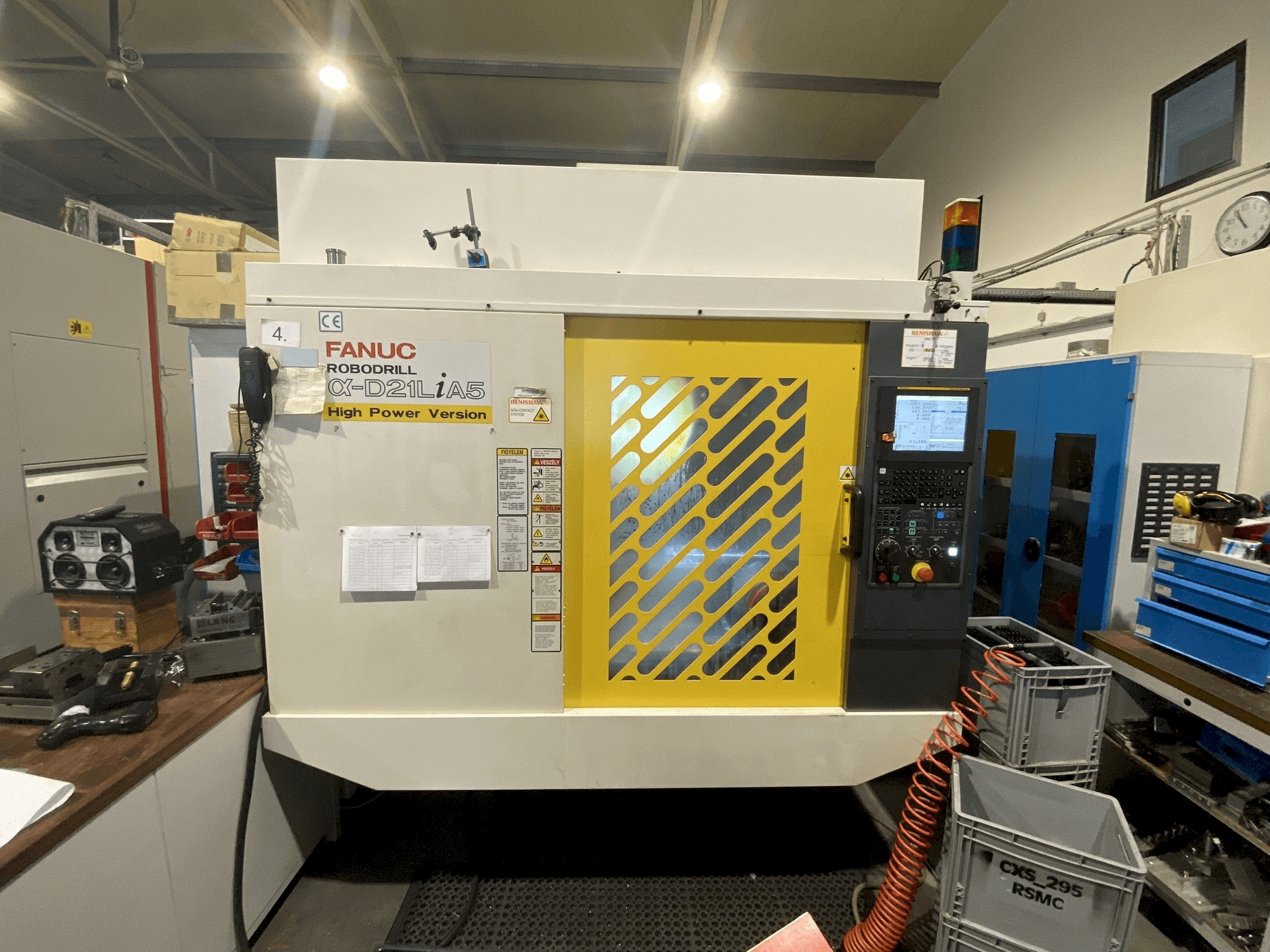Koneen FANUC Robodrill Alpha D21LiB5 etunäkymä
