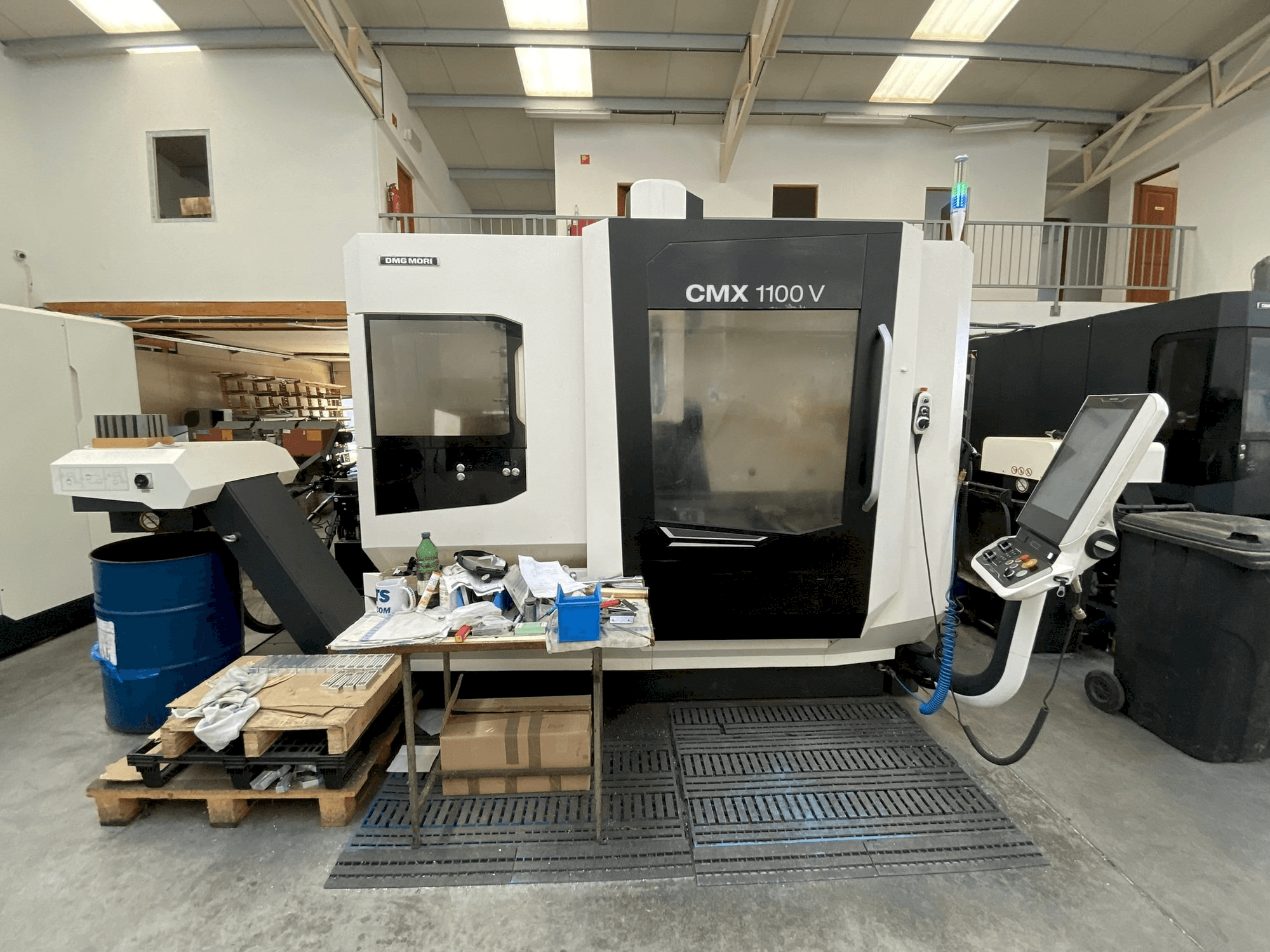 Koneen DMG MORI CMX 1100 etunäkymä