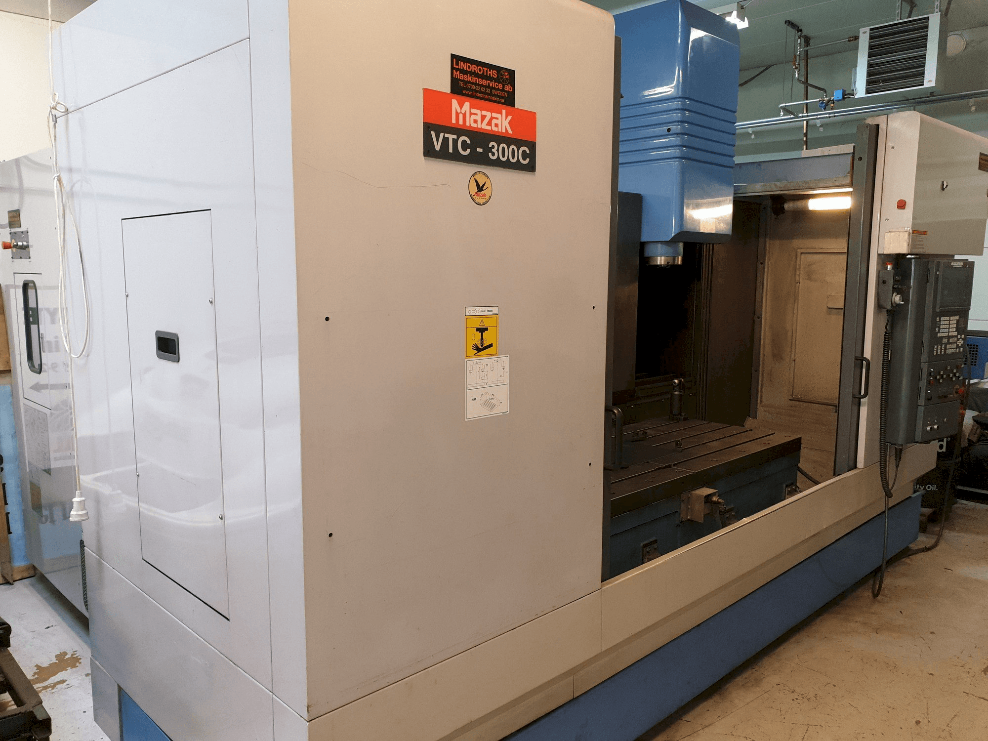 Koneen Mazak VTC-300C vasemman sivun näkymä